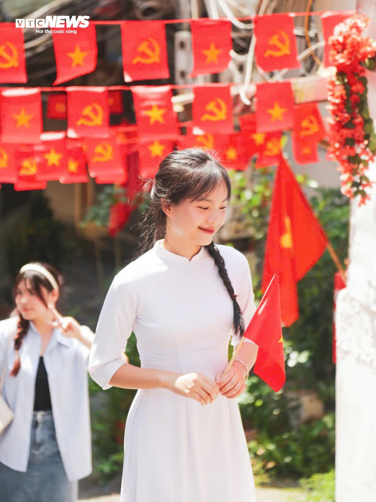 Thiếu nữ diện áo dài, chụp ảnh cùng cờ Tổ quốc ở con ngõ nổi tiếng Hà Nội - 9