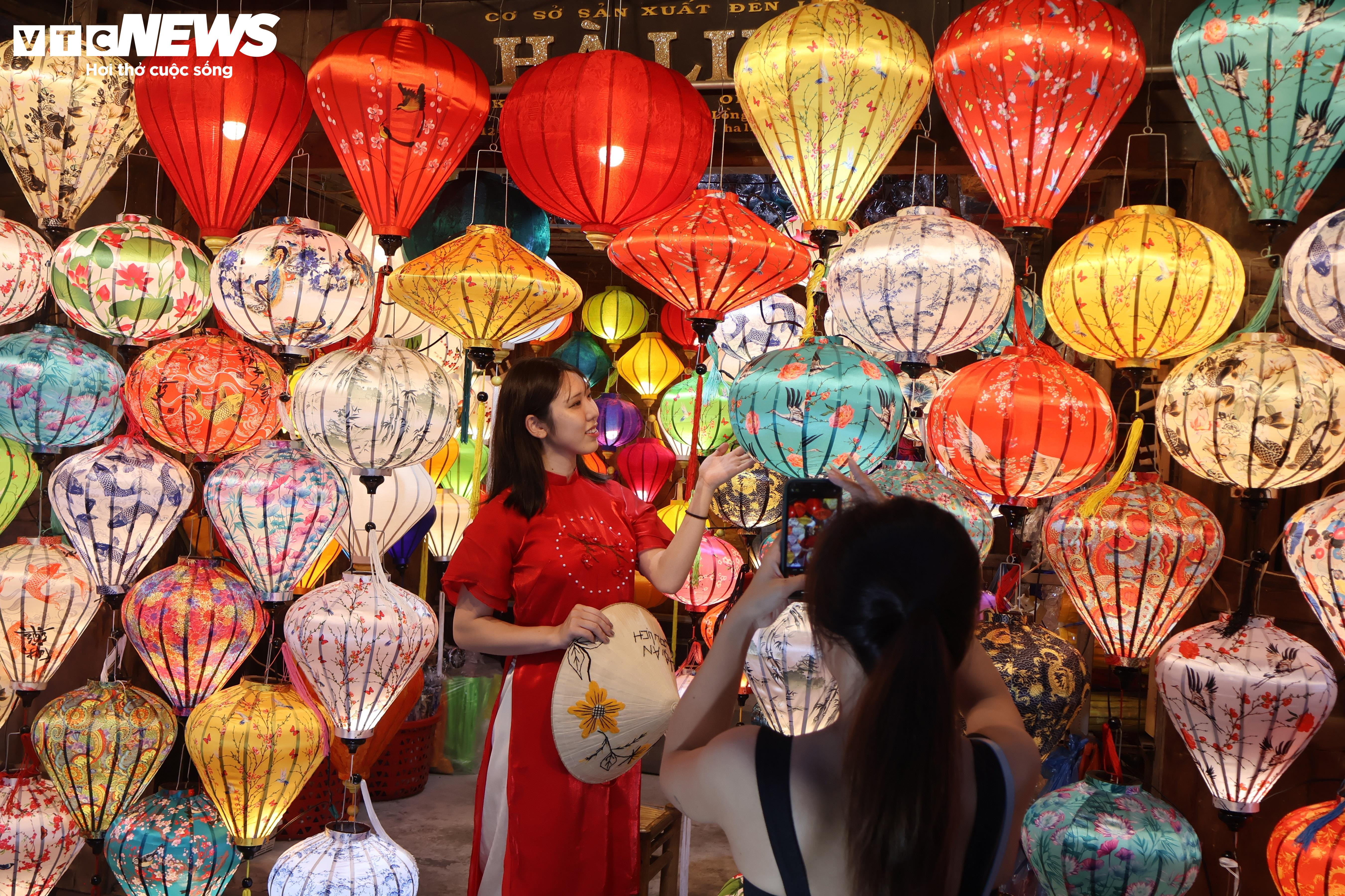 Phố cổ Hội An ken đặc du khách dịp lễ 2/9 - 12