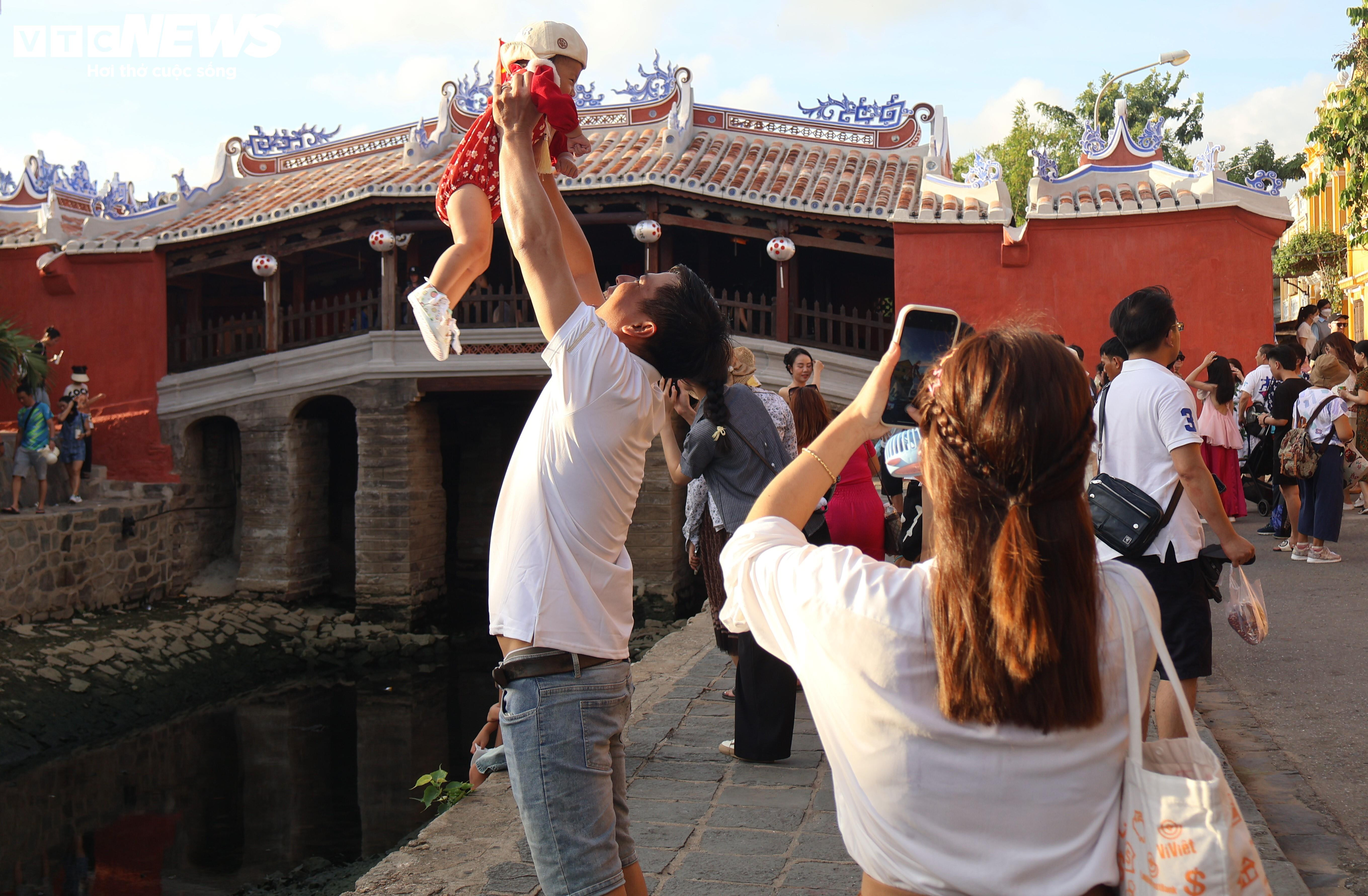 Phố cổ Hội An ken đặc du khách dịp lễ 2/9 - 7