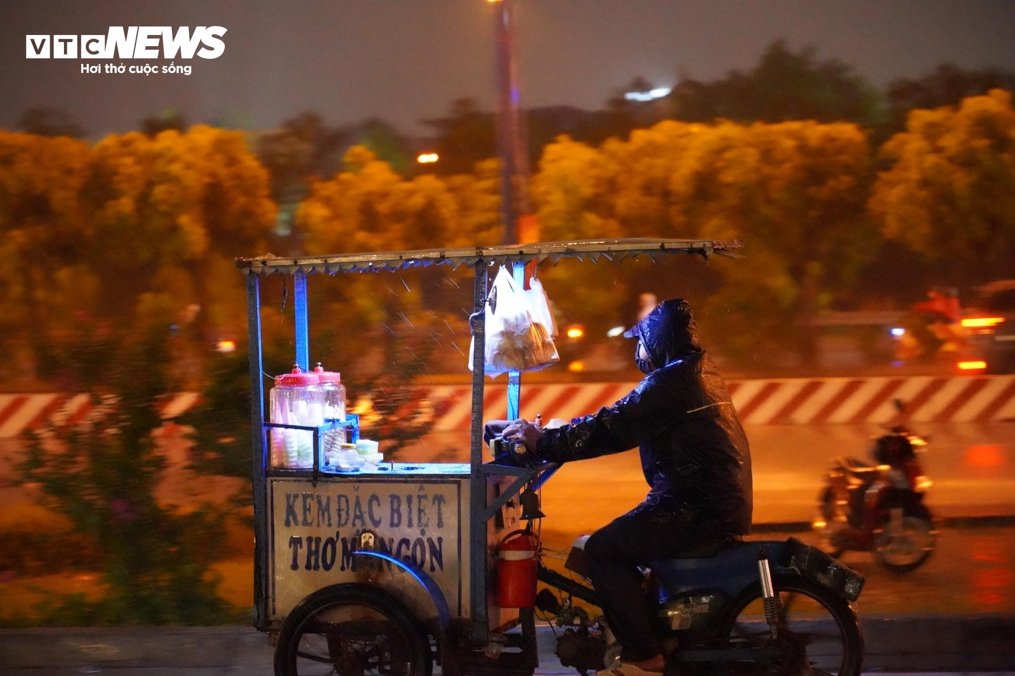 Mưa như trút nước suốt nhiều giờ, đường phố ở TP.HCM biến thành sông - 7