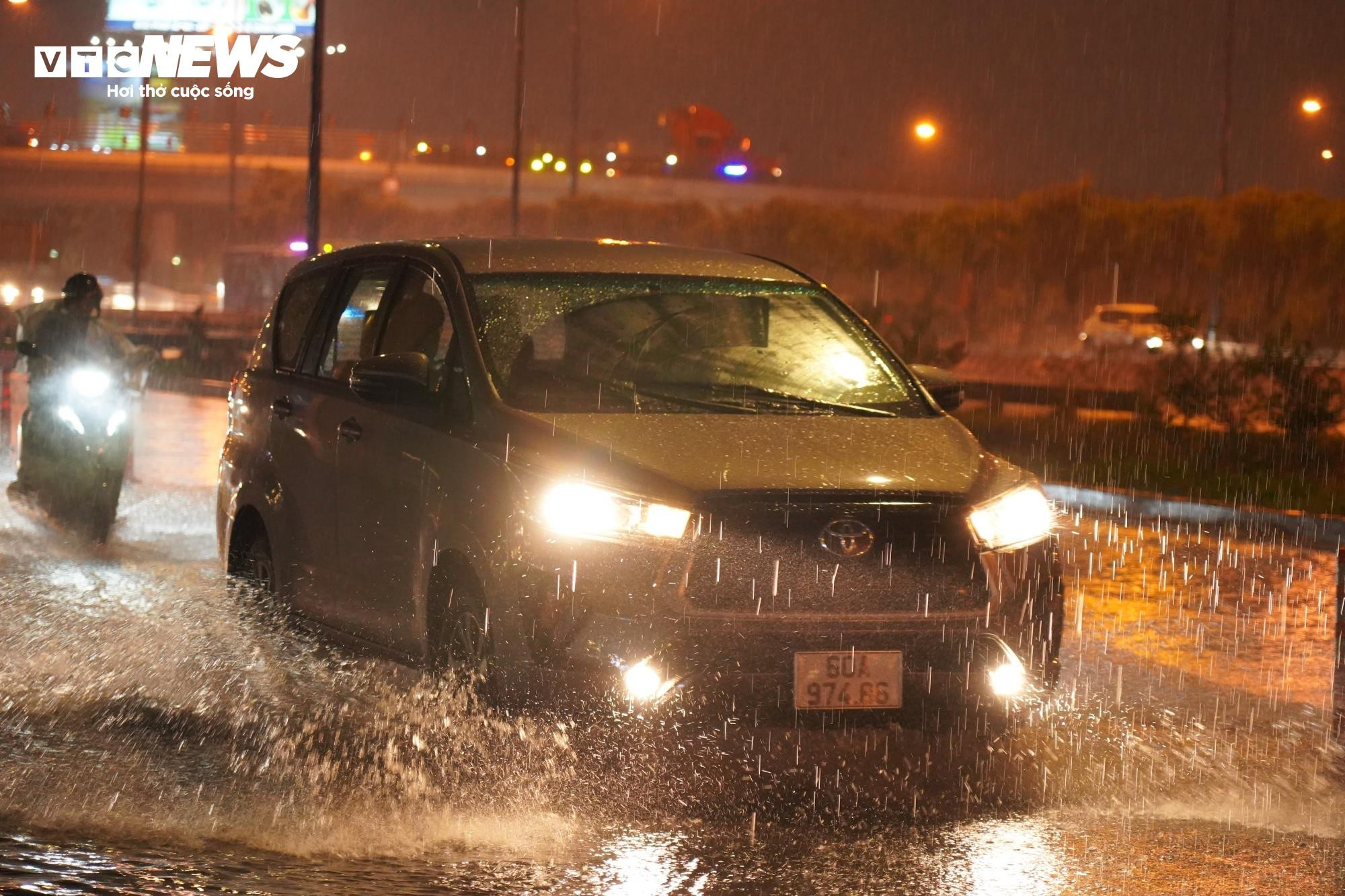 Mưa như trút nước suốt nhiều giờ, đường phố ở TP.HCM biến thành sông - 6