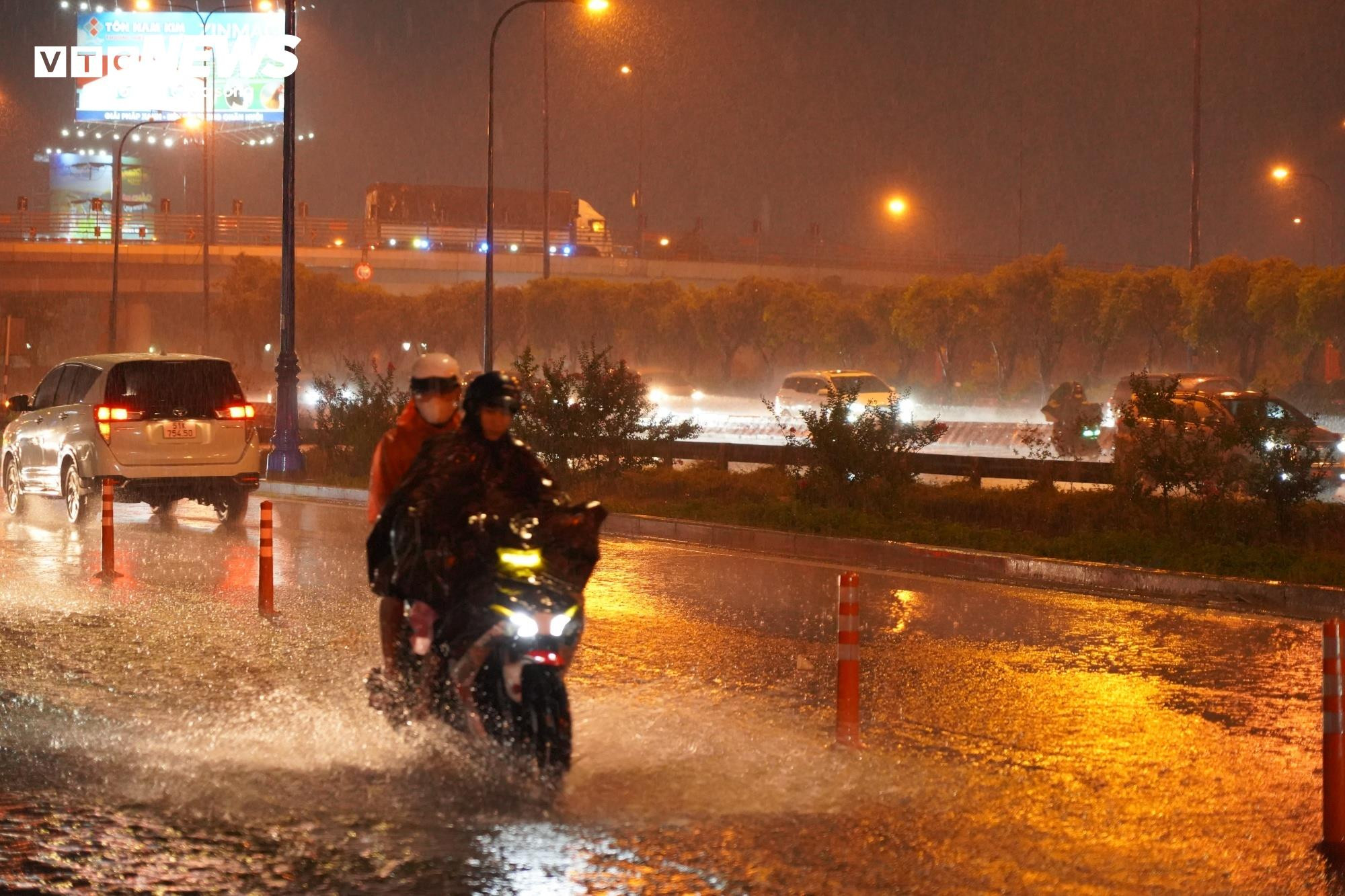 Mưa như trút nước suốt nhiều giờ, đường phố ở TP.HCM biến thành sông - 5