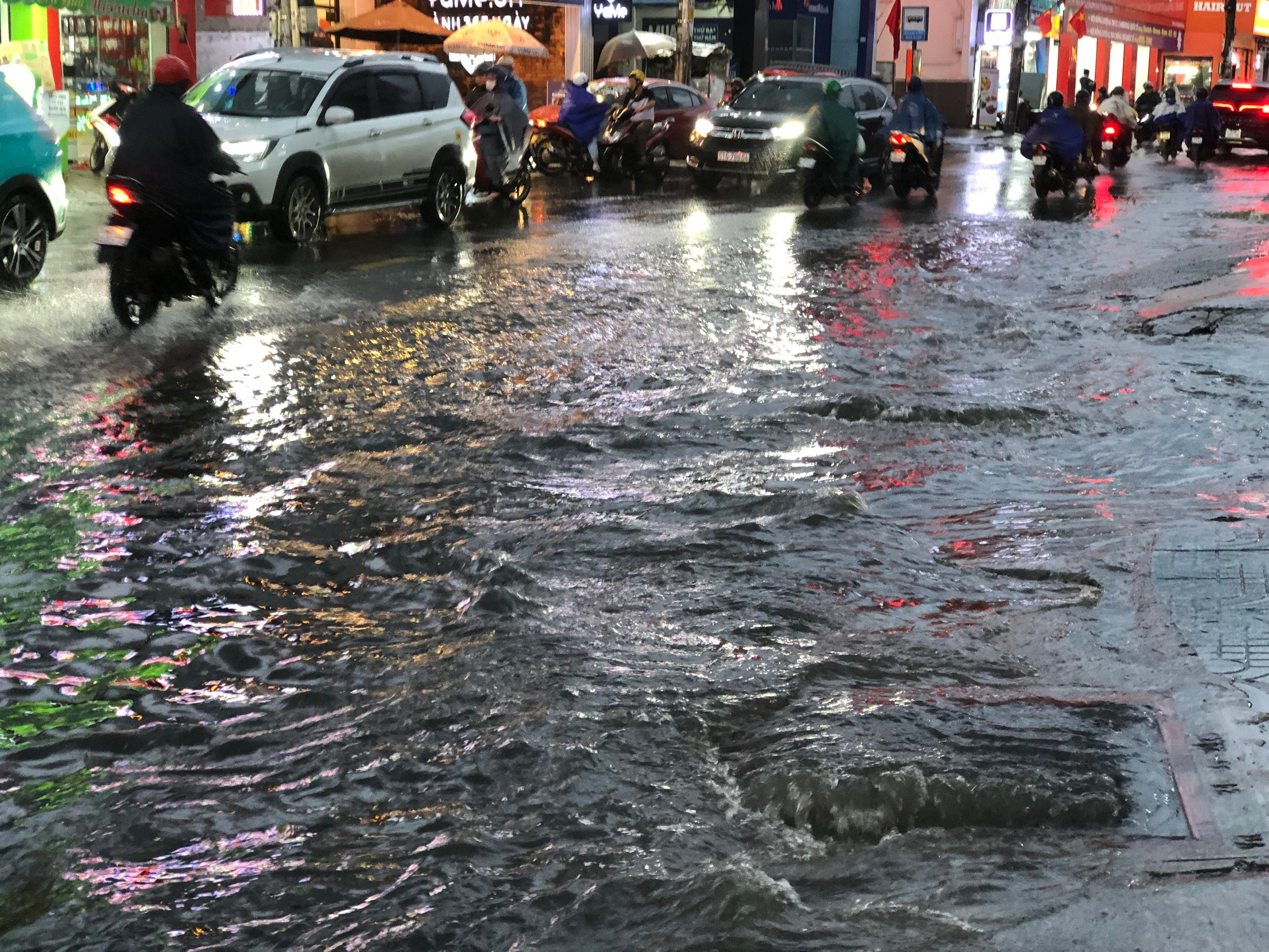 Mưa như trút nước suốt nhiều giờ, đường phố ở TP.HCM biến thành sông - 4
