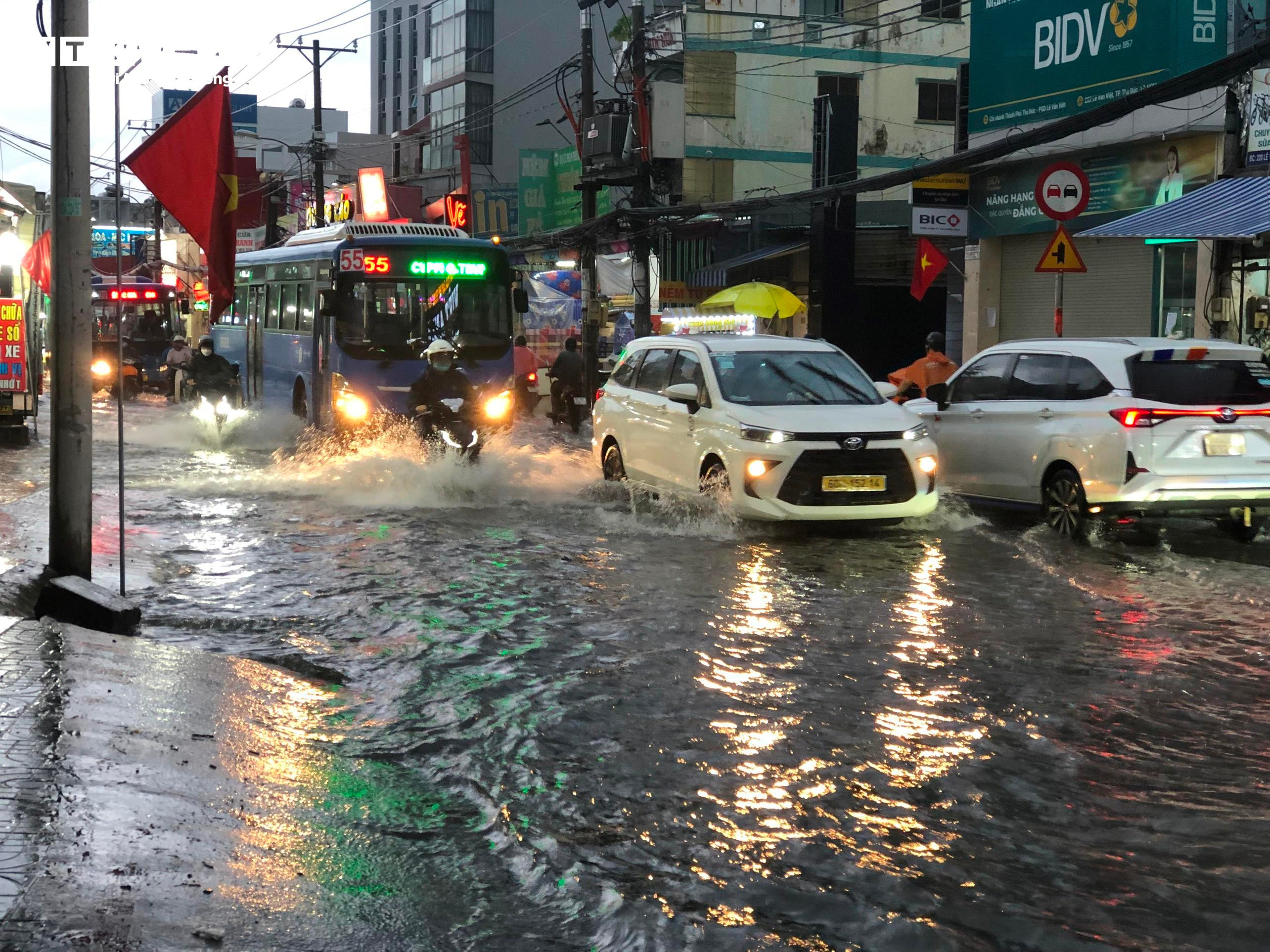 Mưa như trút nước suốt nhiều giờ, đường phố ở TP.HCM biến thành sông - 2