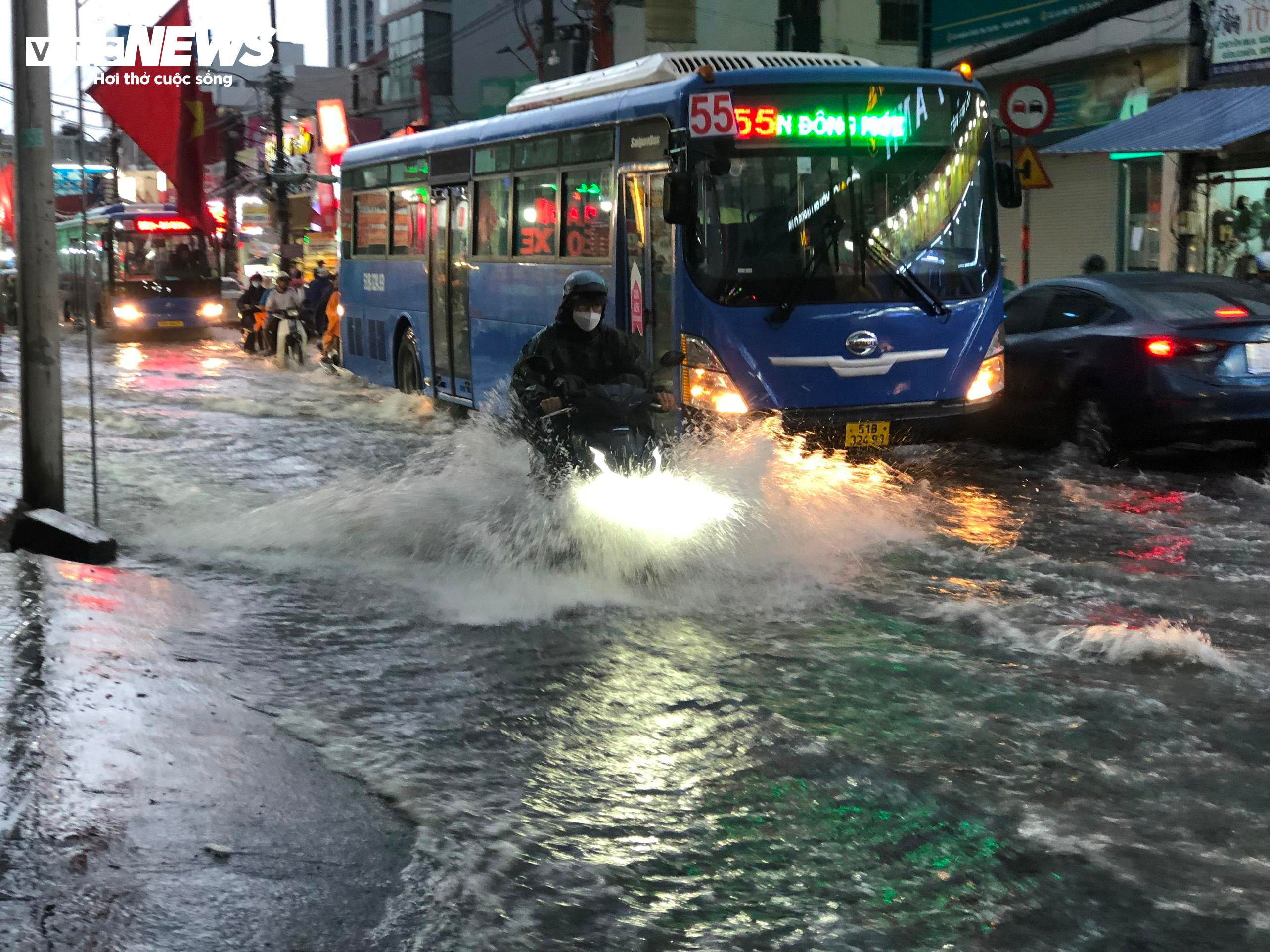 Mưa như trút nước suốt nhiều giờ, đường phố ở TP.HCM biến thành sông - 1