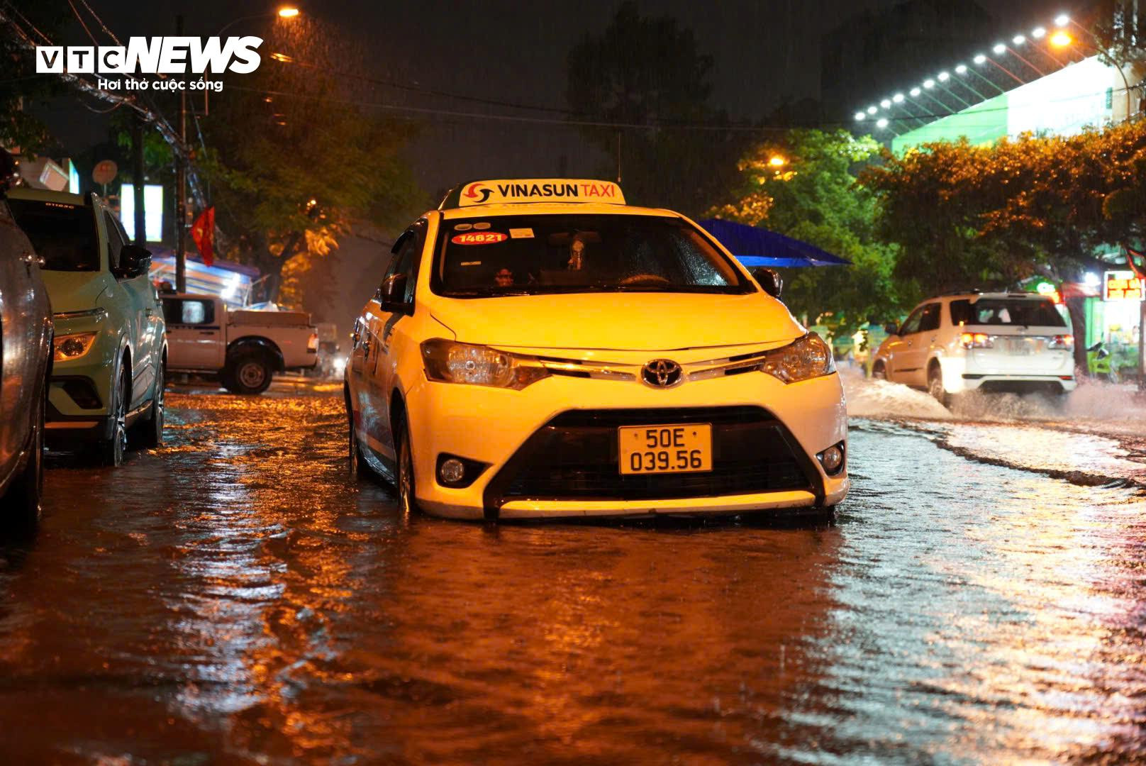 Mưa như trút nước suốt nhiều giờ, đường phố ở TP.HCM biến thành sông - 13