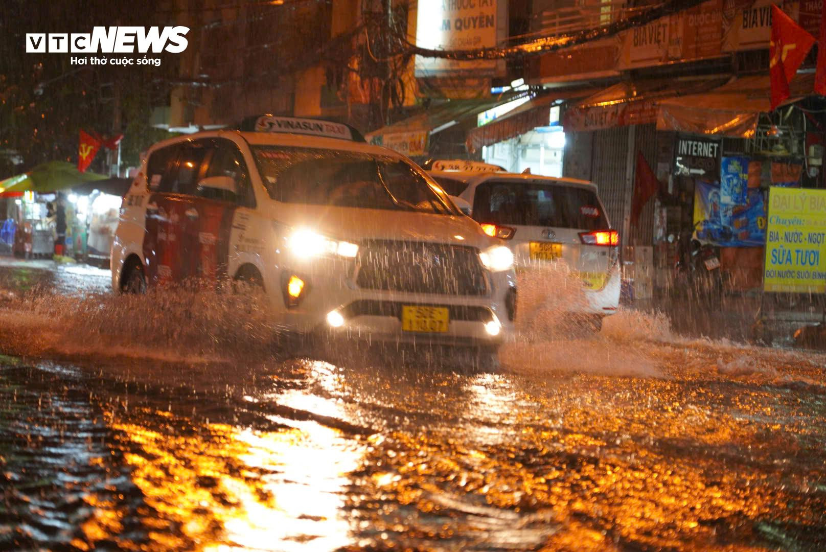 Mưa như trút nước suốt nhiều giờ, đường phố ở TP.HCM biến thành sông - 16
