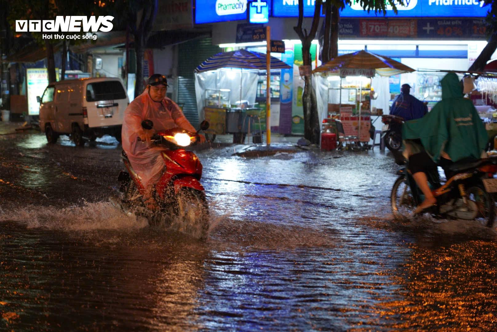 Mưa như trút nước suốt nhiều giờ, đường phố ở TP.HCM biến thành sông - 12