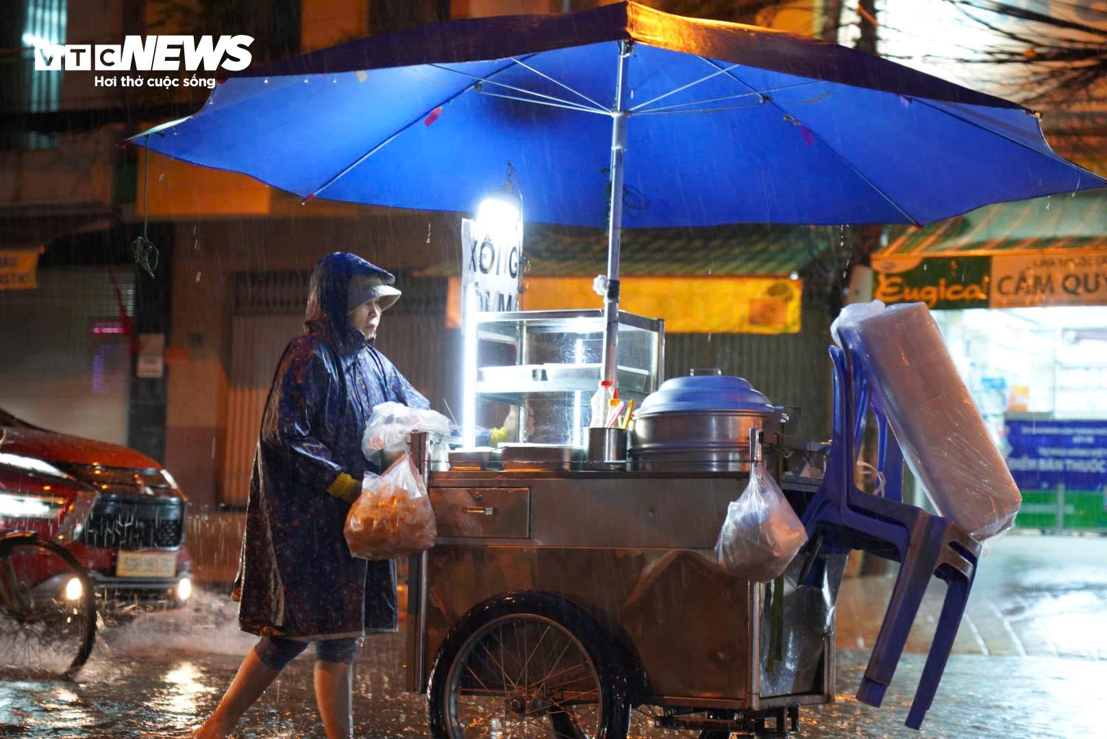 Mưa như trút nước suốt nhiều giờ, đường phố ở TP.HCM biến thành sông - 15