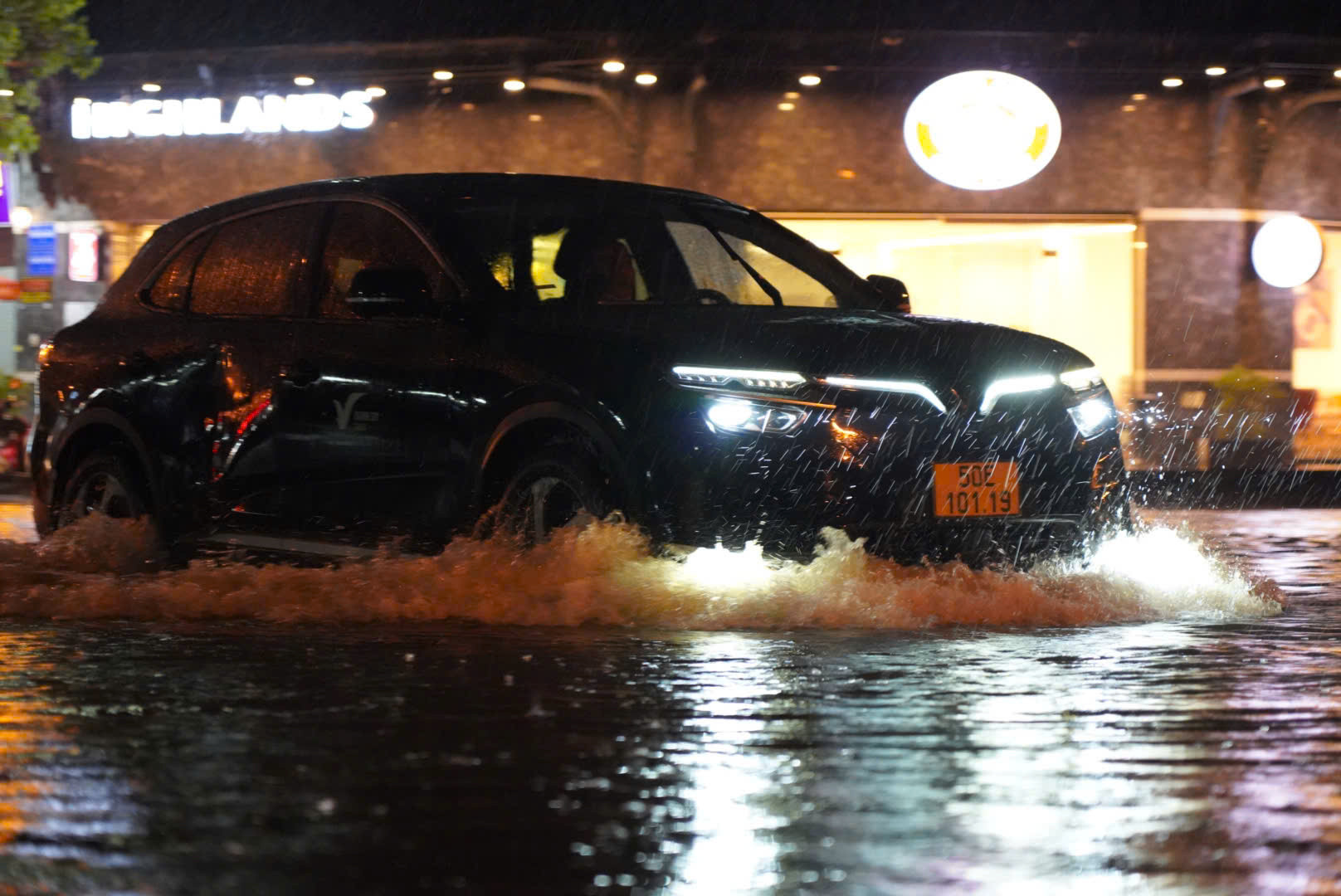 Mưa như trút nước suốt nhiều giờ, đường phố ở TP.HCM biến thành sông - 10