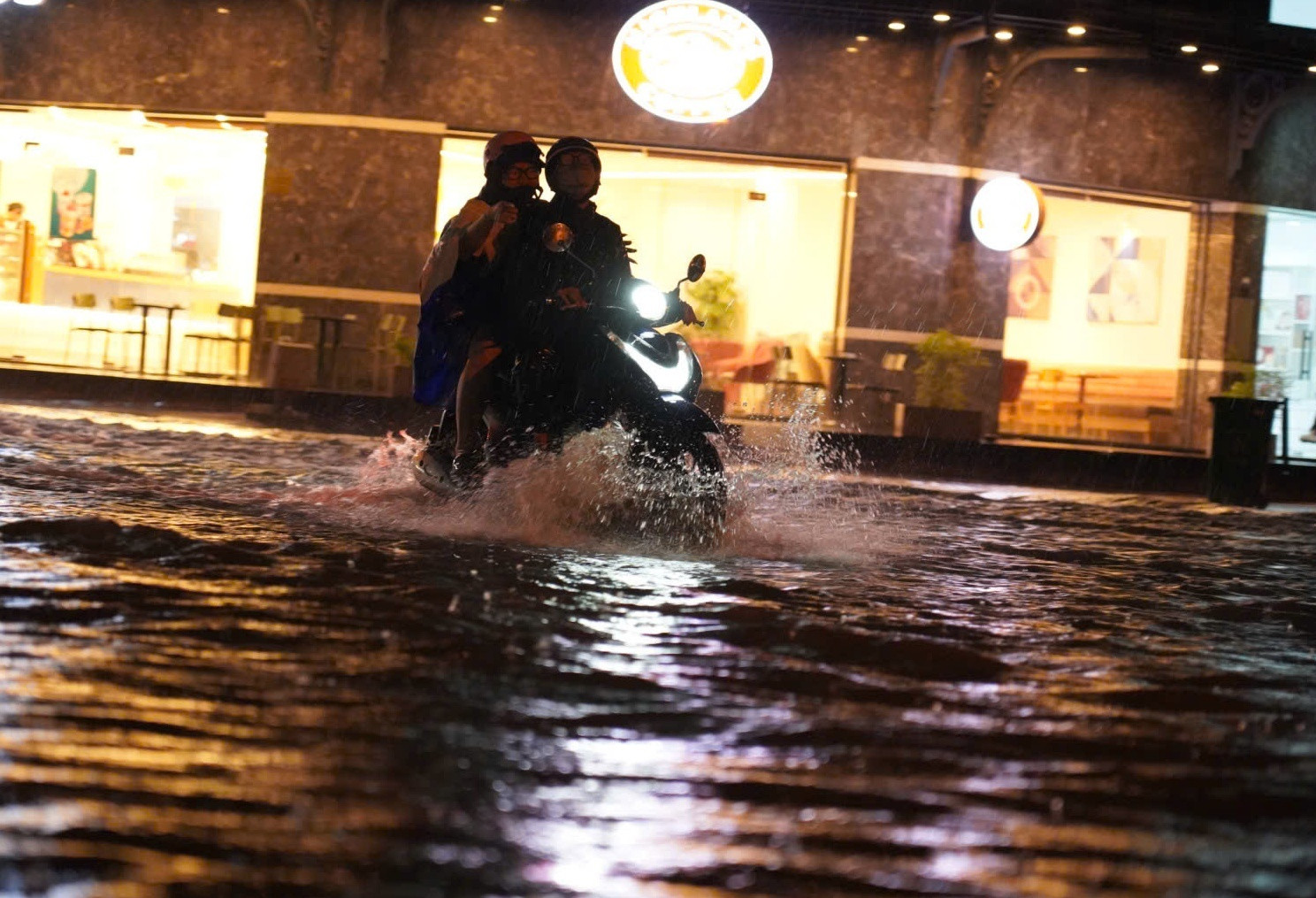 Mưa như trút nước suốt nhiều giờ, đường phố ở TP.HCM biến thành sông - 9