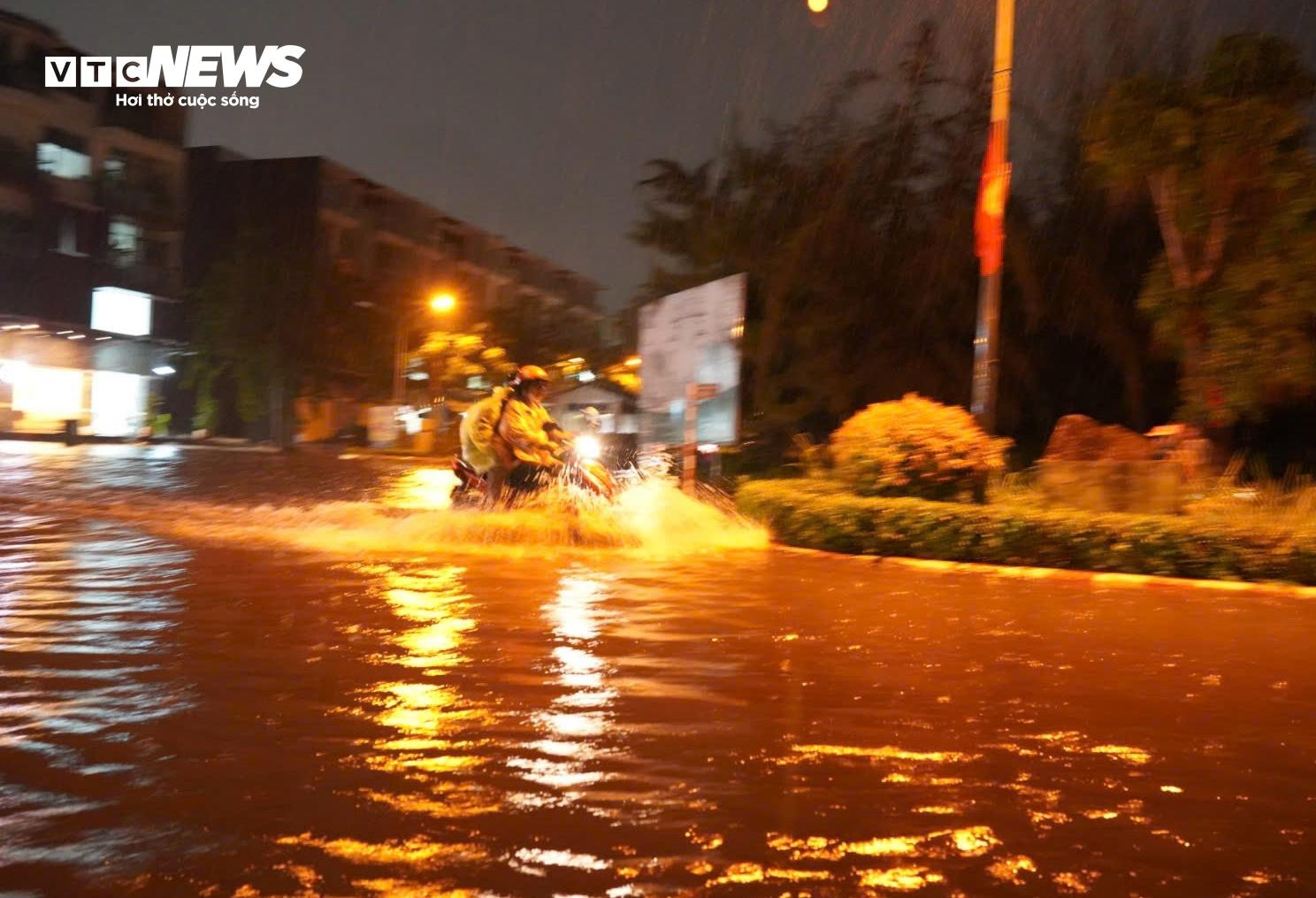 Mưa như trút nước suốt nhiều giờ, đường phố ở TP.HCM biến thành sông - 8