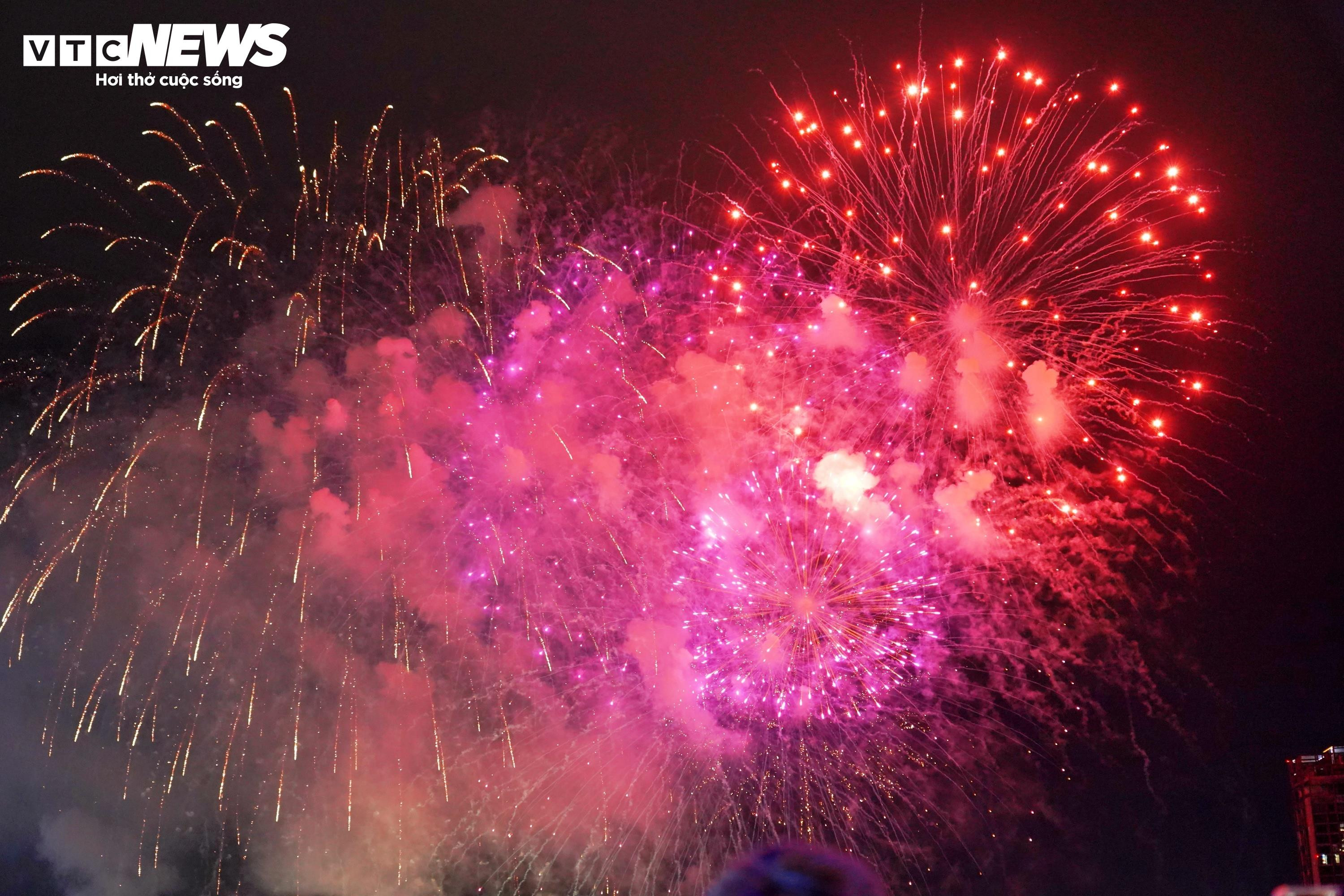 Pháo hoa rực rỡ trên bầu trời TP.HCM mừng ngày Quốc khánh 2/9 - 3