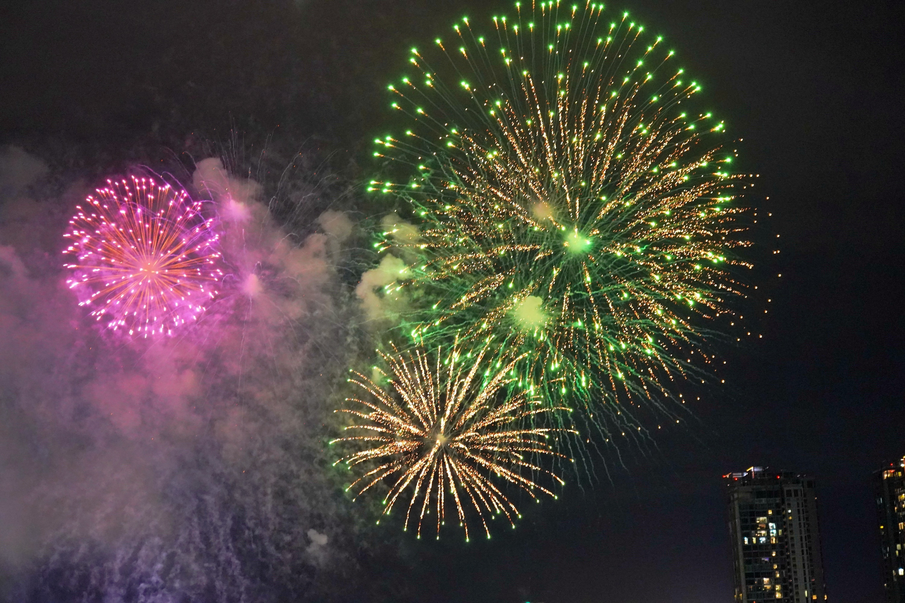 Pháo hoa rực rỡ trên bầu trời TP.HCM mừng ngày Quốc khánh 2/9 - 4