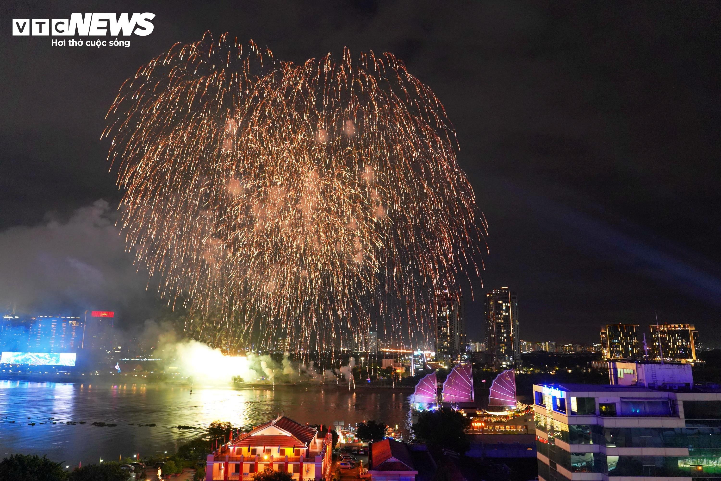 Pháo hoa rực rỡ trên bầu trời TP.HCM mừng ngày Quốc khánh 2/9 - 2