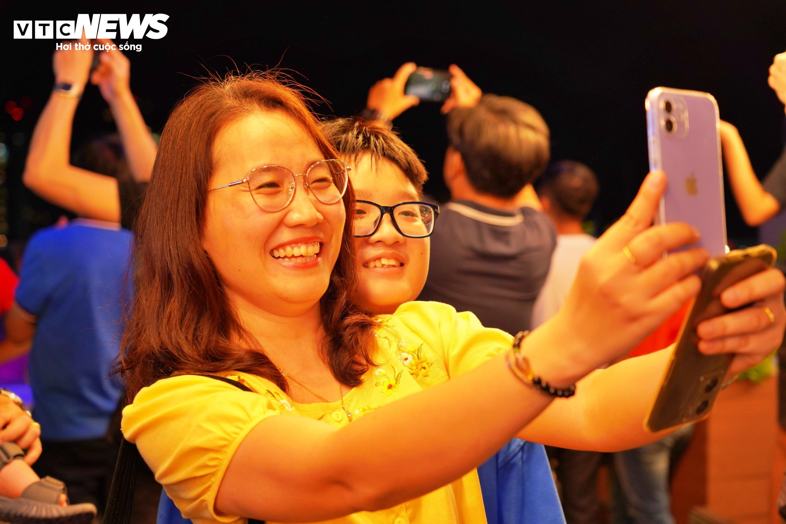 Pháo hoa rực rỡ trên bầu trời TP.HCM mừng ngày Quốc khánh 2/9 - 9