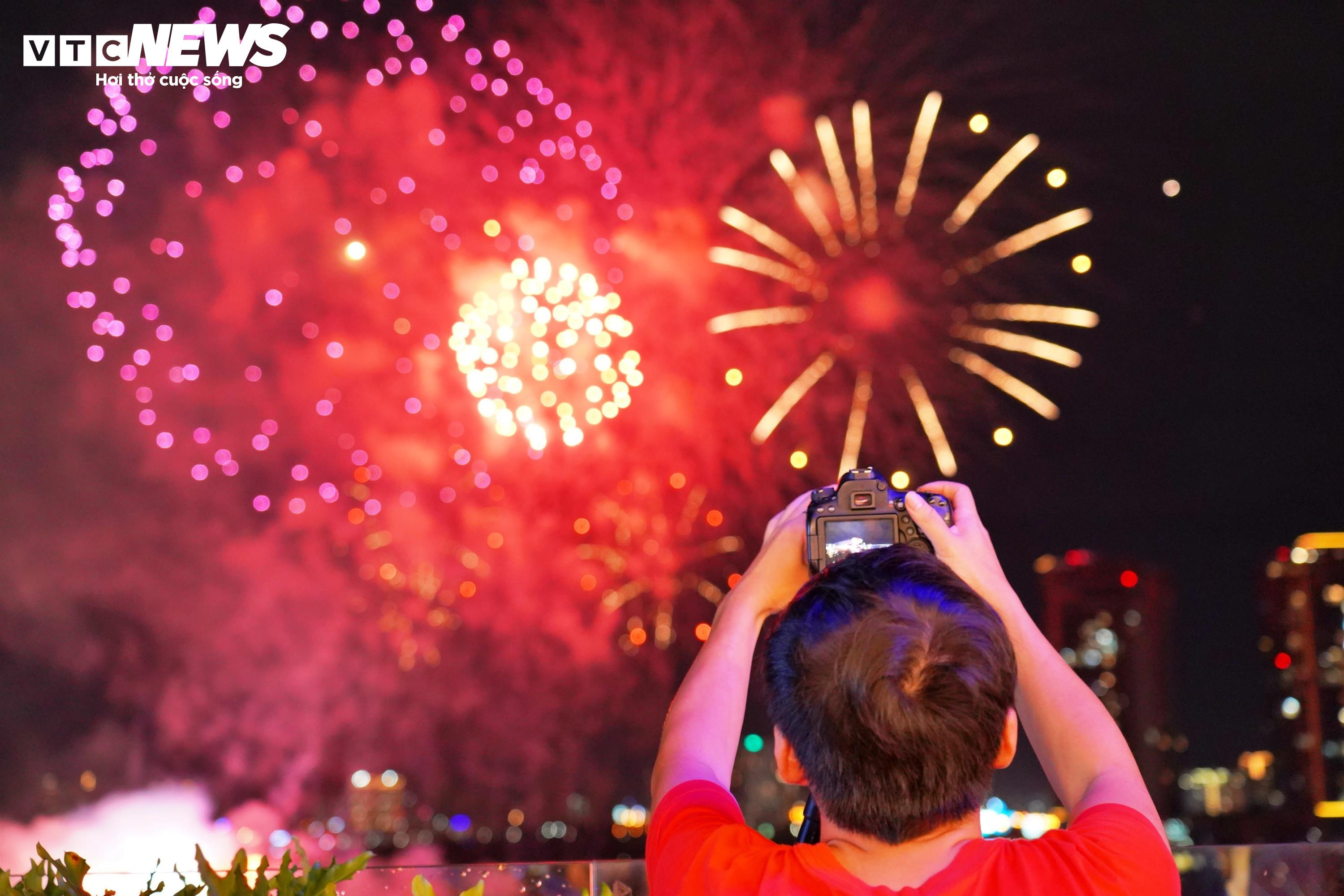 Pháo hoa rực rỡ trên bầu trời TP.HCM mừng ngày Quốc khánh 2/9 - 10