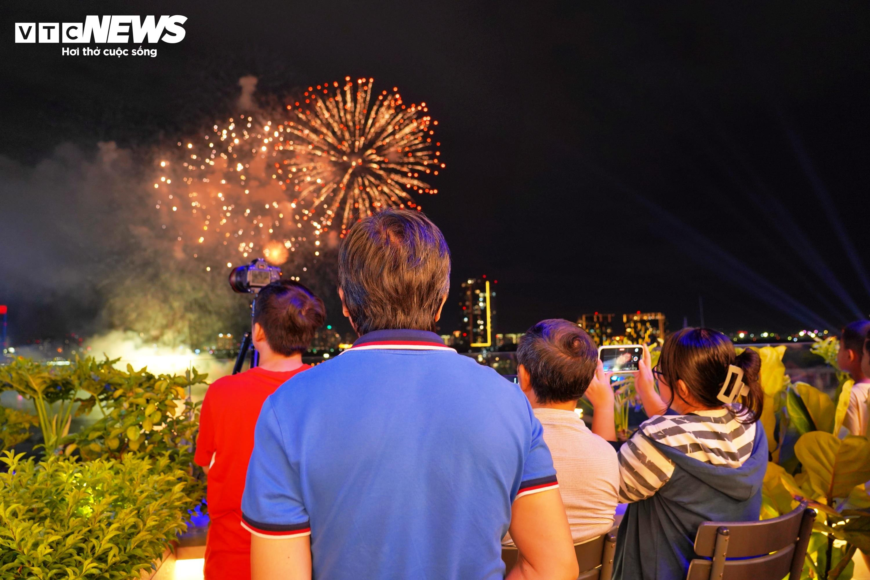 Pháo hoa rực rỡ trên bầu trời TP.HCM mừng ngày Quốc khánh 2/9 - 11