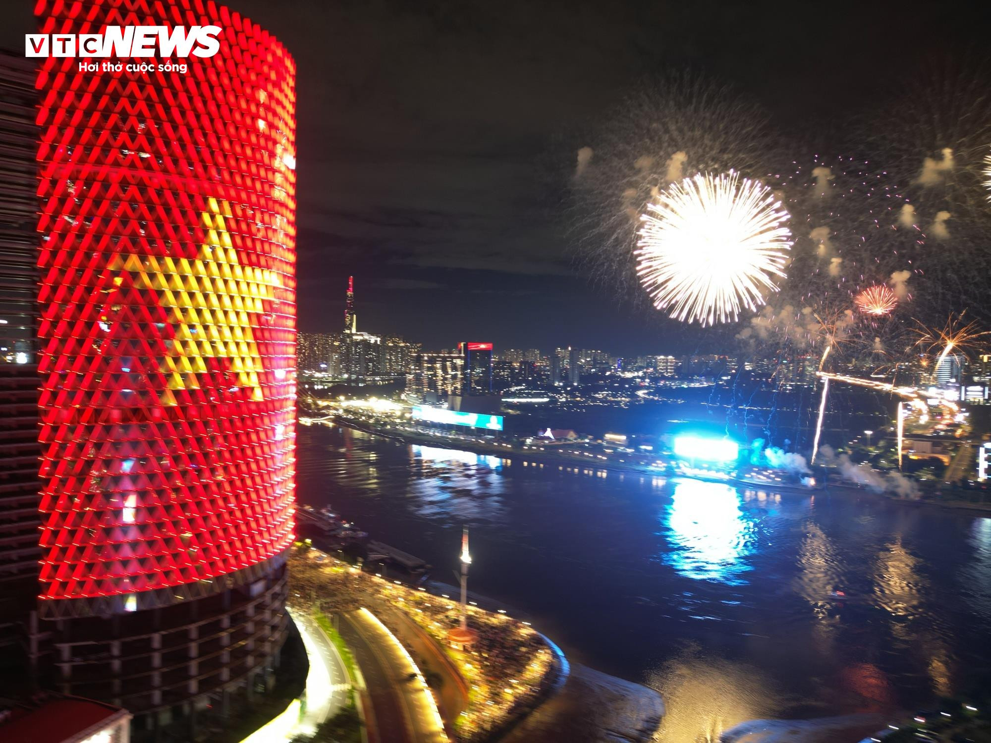 Pháo hoa rực rỡ trên bầu trời TP.HCM mừng ngày Quốc khánh 2/9 - 15