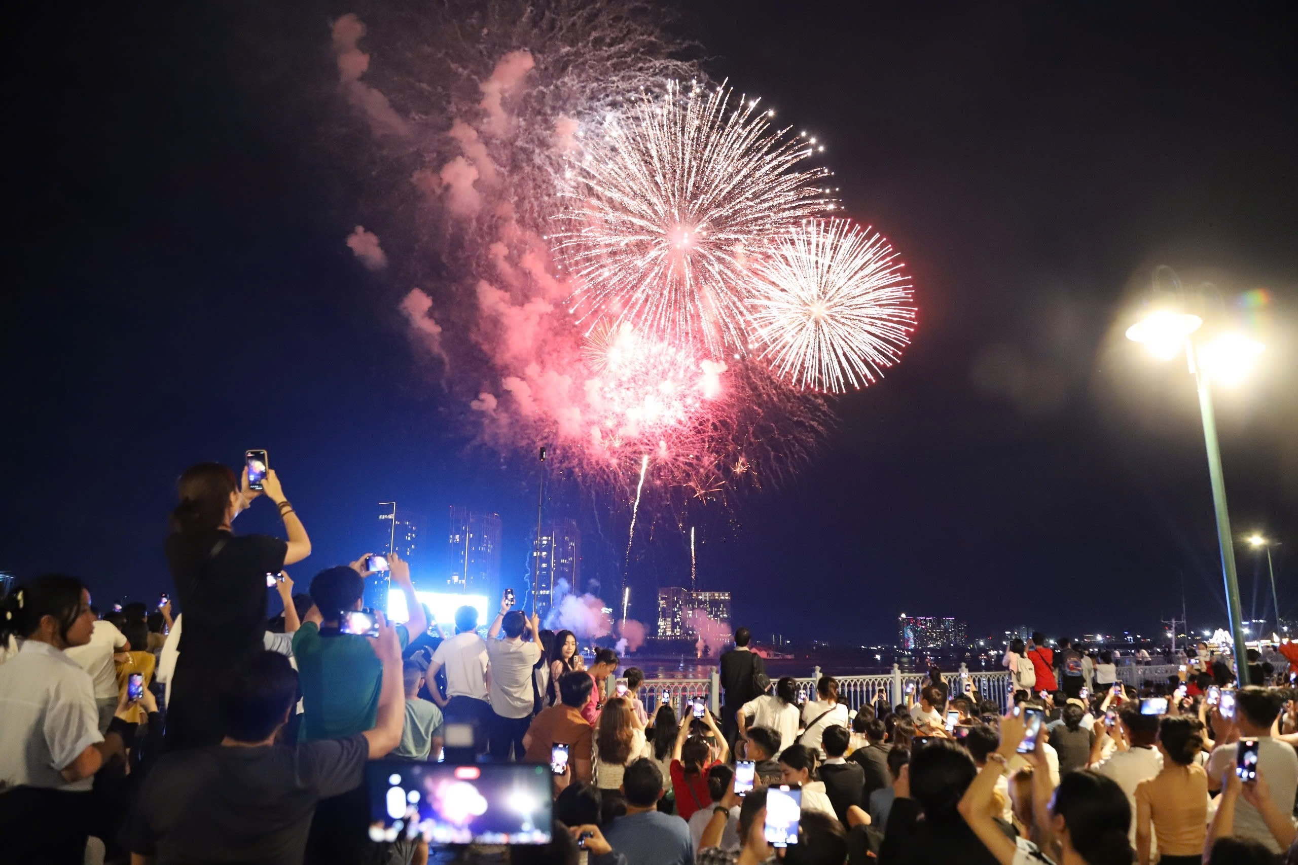 Pháo hoa rực rỡ trên bầu trời TP.HCM mừng ngày Quốc khánh 2/9 - 6