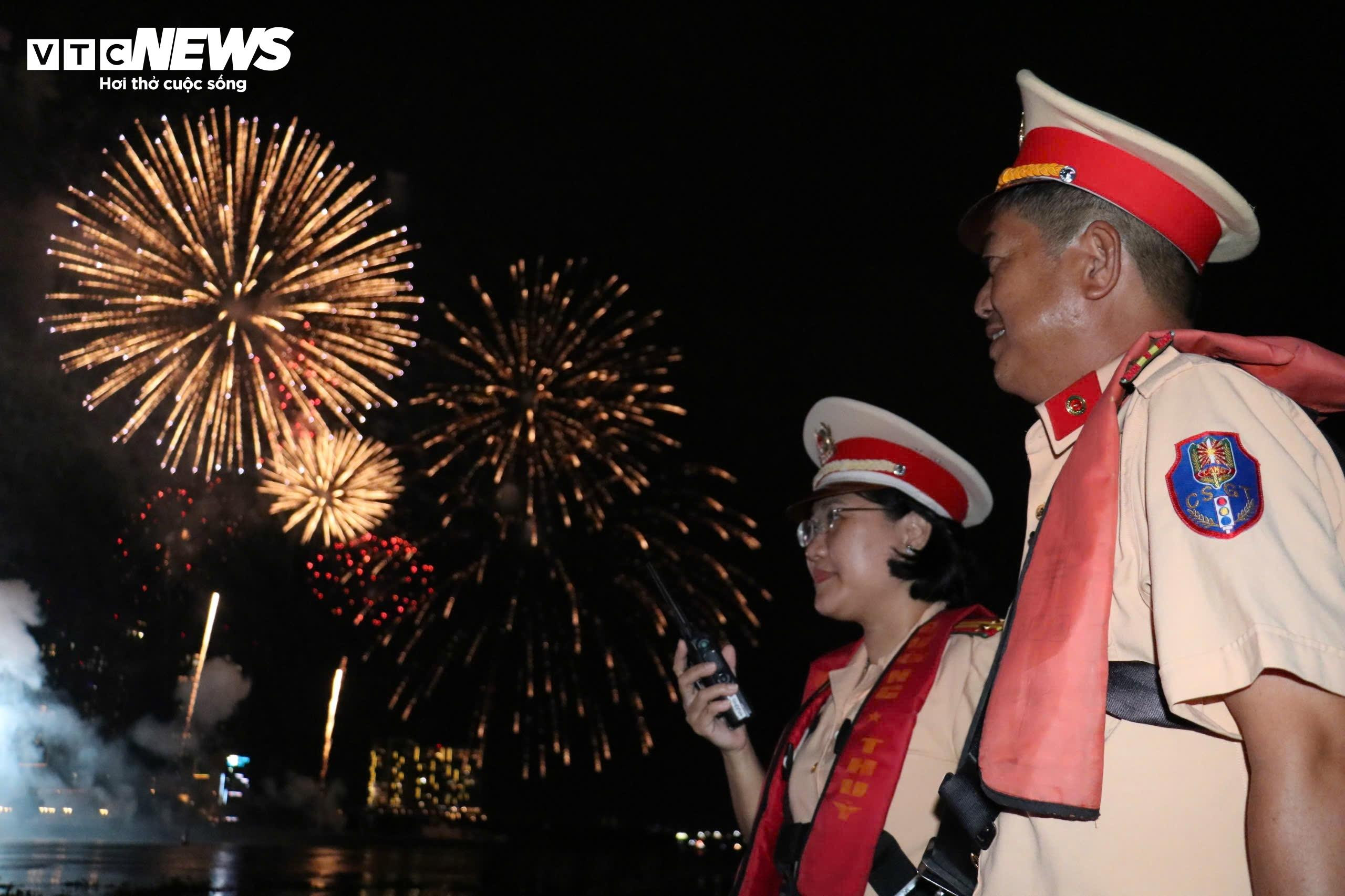 Pháo hoa rực rỡ trên bầu trời TP.HCM mừng ngày Quốc khánh 2/9 - 14