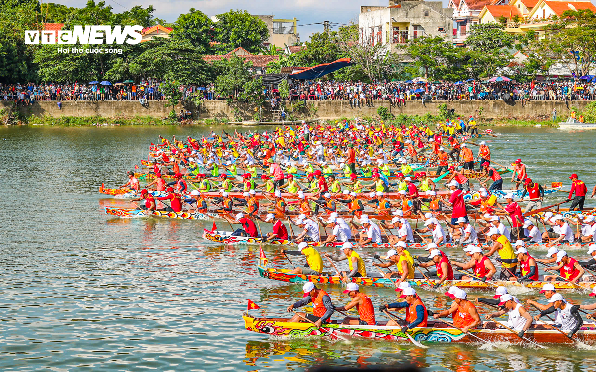 Vạn người đội nắng dự lễ hội đua thuyền trên sông Kiến Giang mừng Tết Độc lập - 2