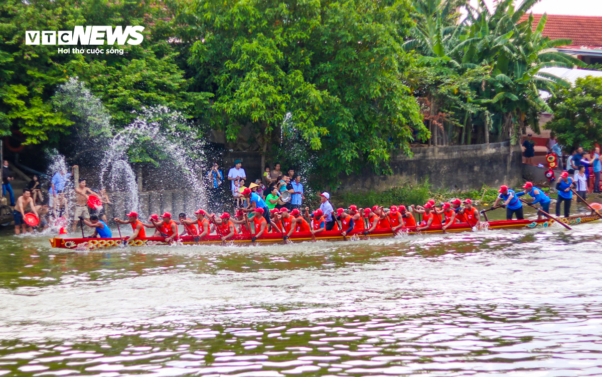 Vạn người đội nắng dự lễ hội đua thuyền trên sông Kiến Giang mừng Tết Độc lập - 10