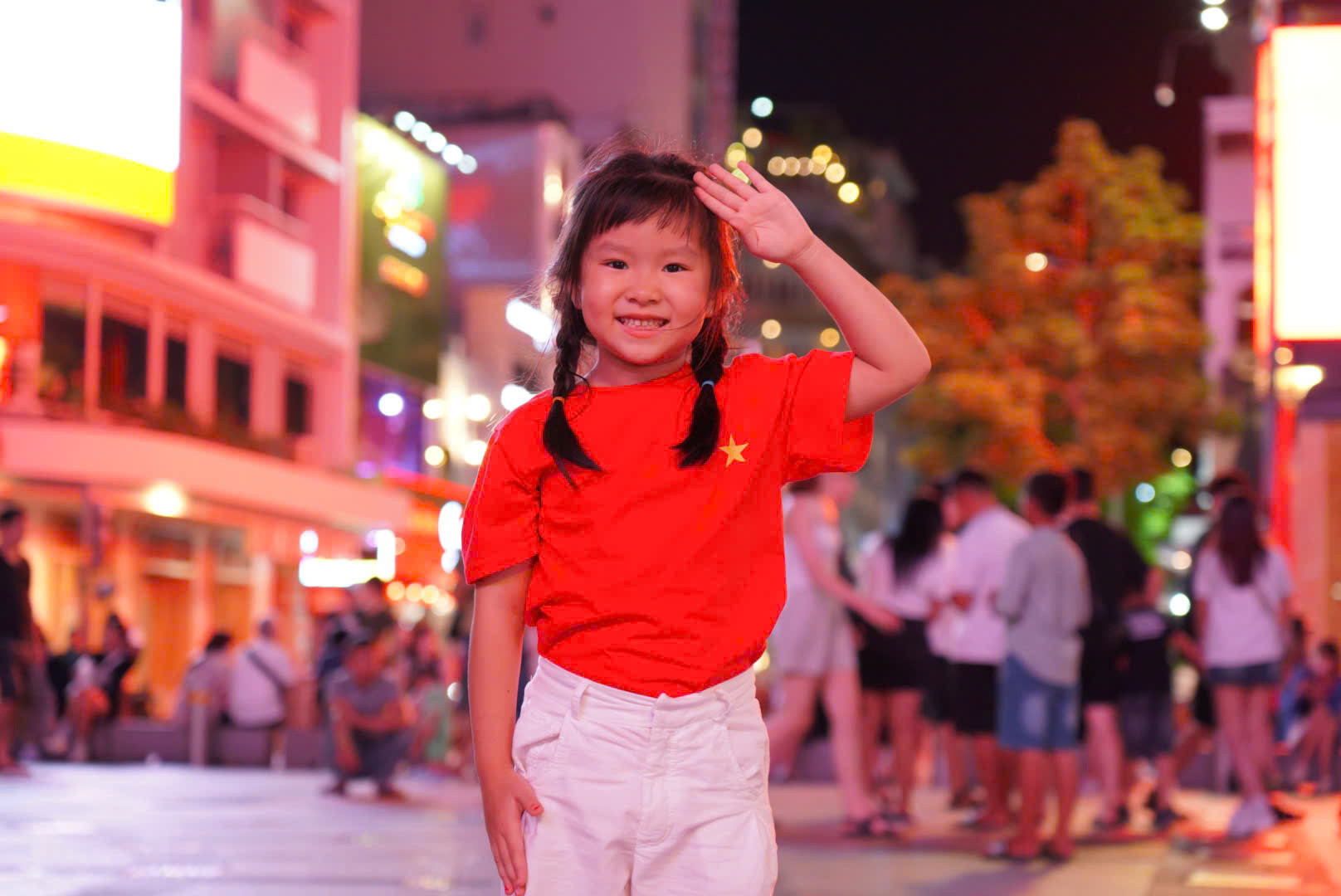 Biển người ùn ùn đổ về trung tâm TP.HCM chờ xem pháo hoa tối 2/9 - 11