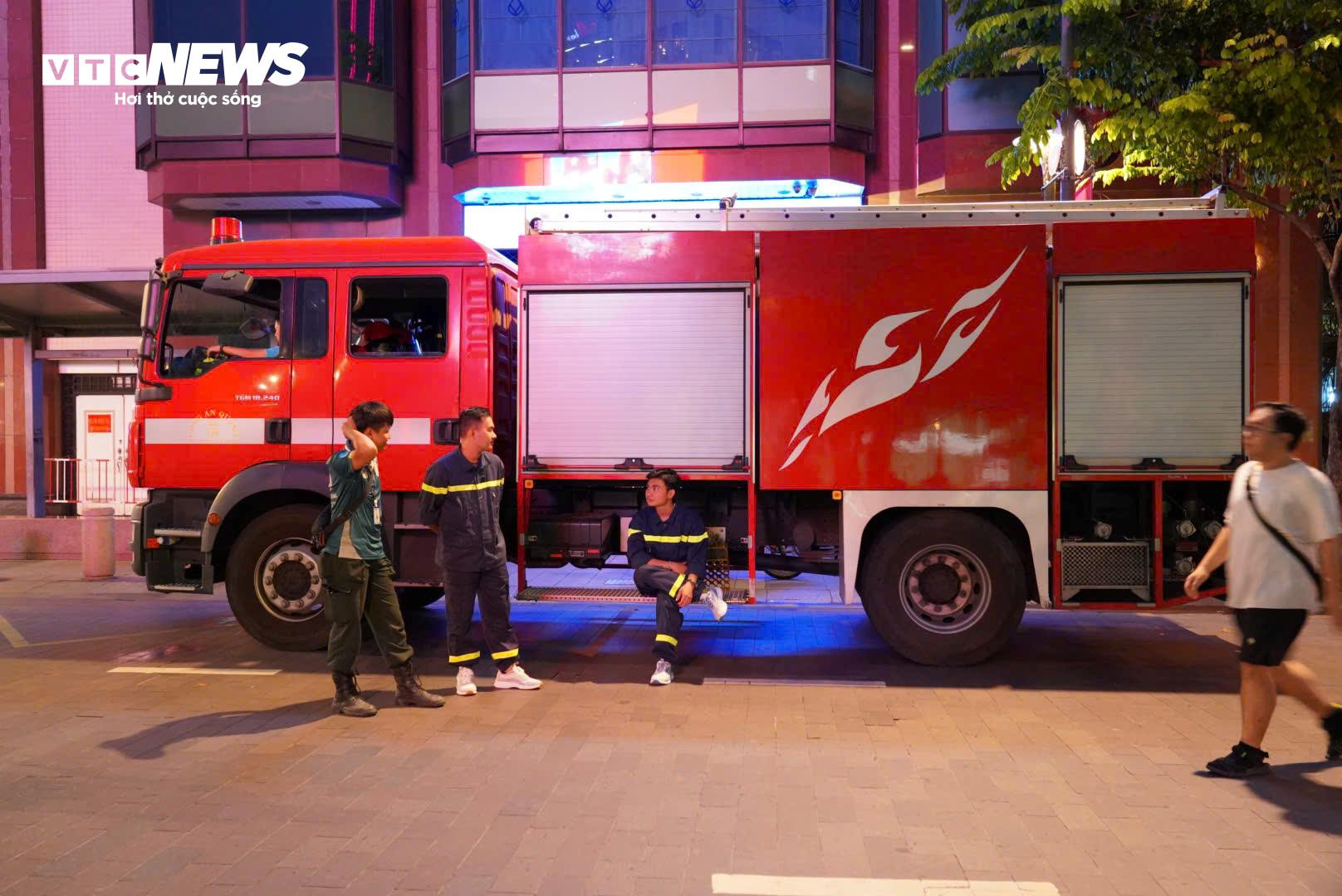 Biển người ùn ùn đổ về trung tâm TP.HCM chờ xem pháo hoa tối 2/9 - 15