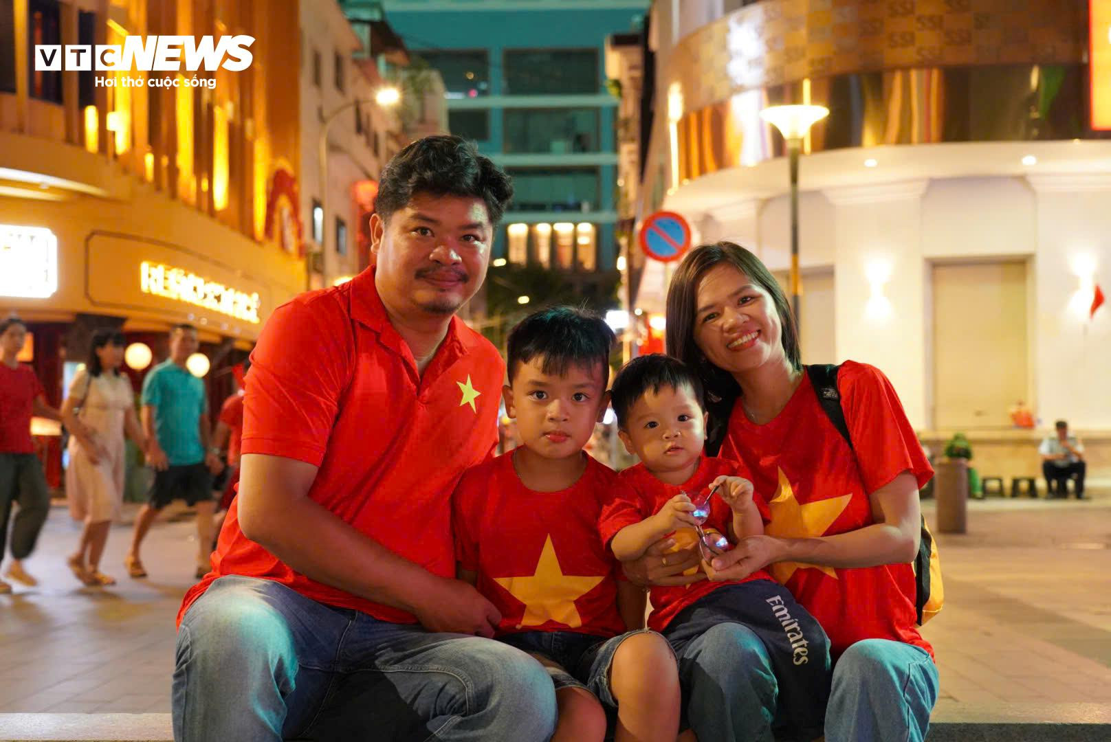 Biển người ùn ùn đổ về trung tâm TP.HCM chờ xem pháo hoa tối 2/9 - 10