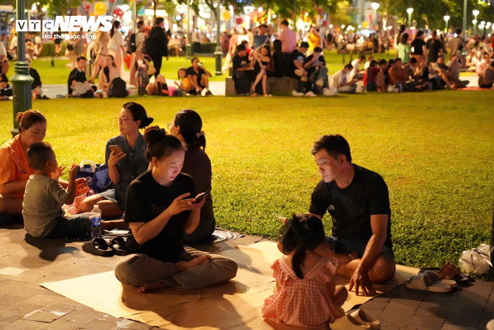 Biển người ùn ùn đổ về trung tâm TP.HCM chờ xem pháo hoa tối 2/9 - 7