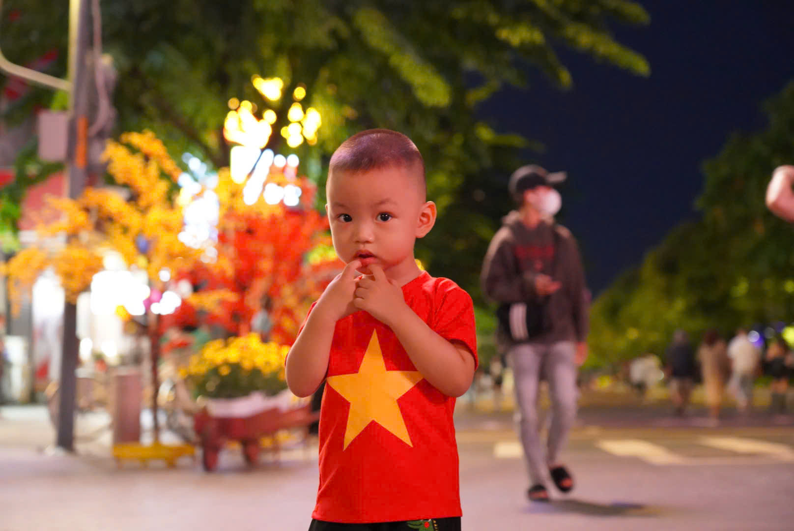 Biển người ùn ùn đổ về trung tâm TP.HCM chờ xem pháo hoa tối 2/9 - 12