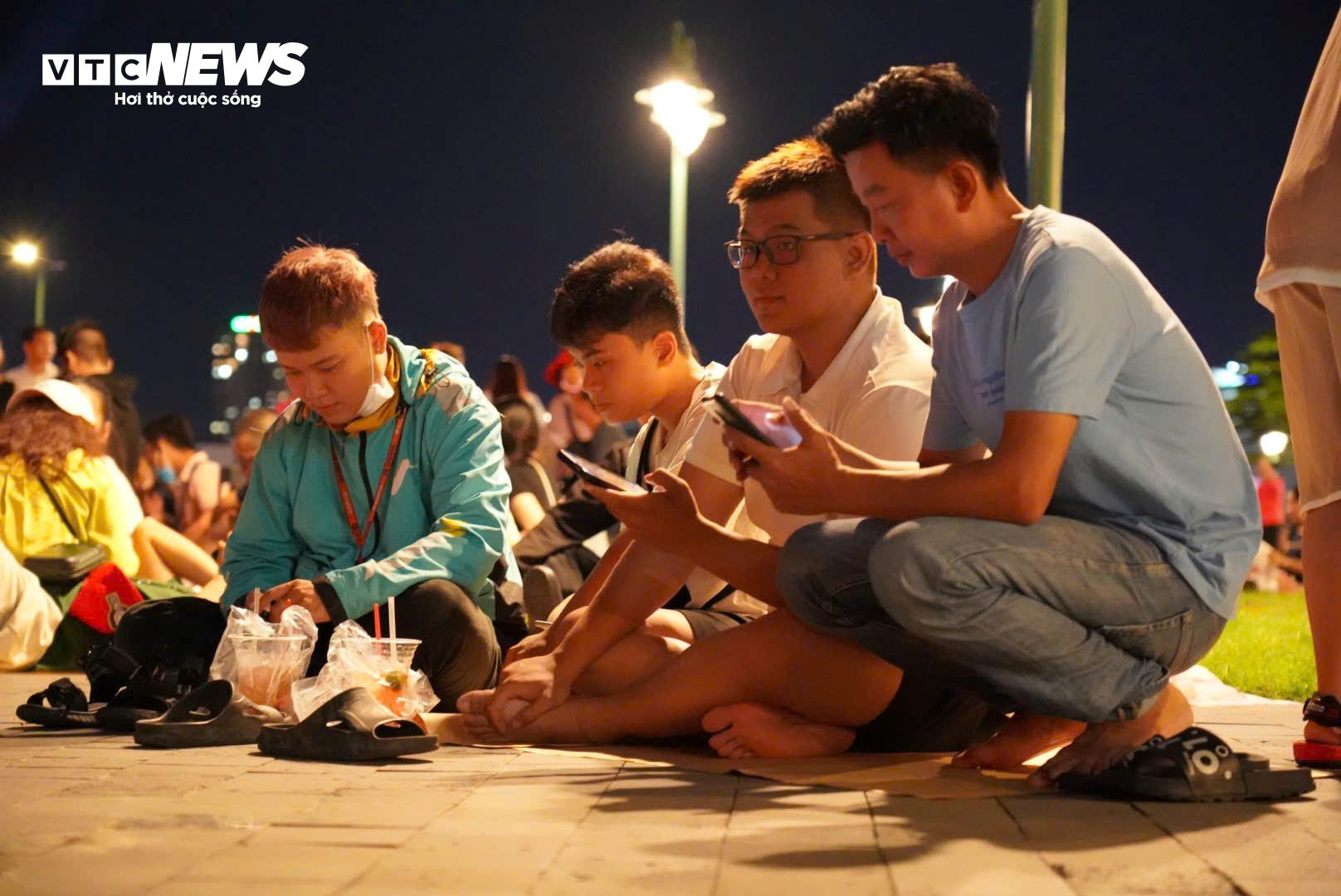 Biển người ùn ùn đổ về trung tâm TP.HCM chờ xem pháo hoa tối 2/9 - 4