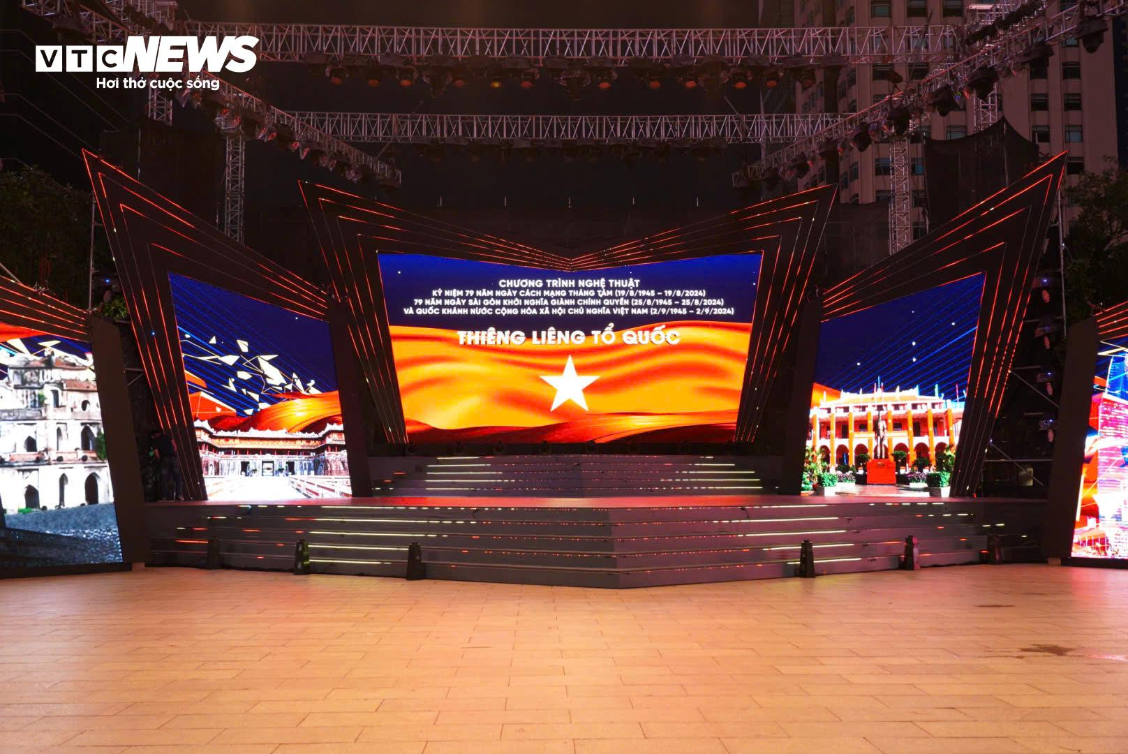 Biển người ùn ùn đổ về trung tâm TP.HCM chờ xem pháo hoa tối 2/9 - 9