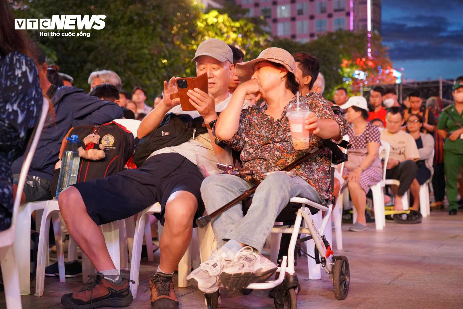 Biển người ùn ùn đổ về trung tâm TP.HCM chờ xem pháo hoa tối 2/9 - 14