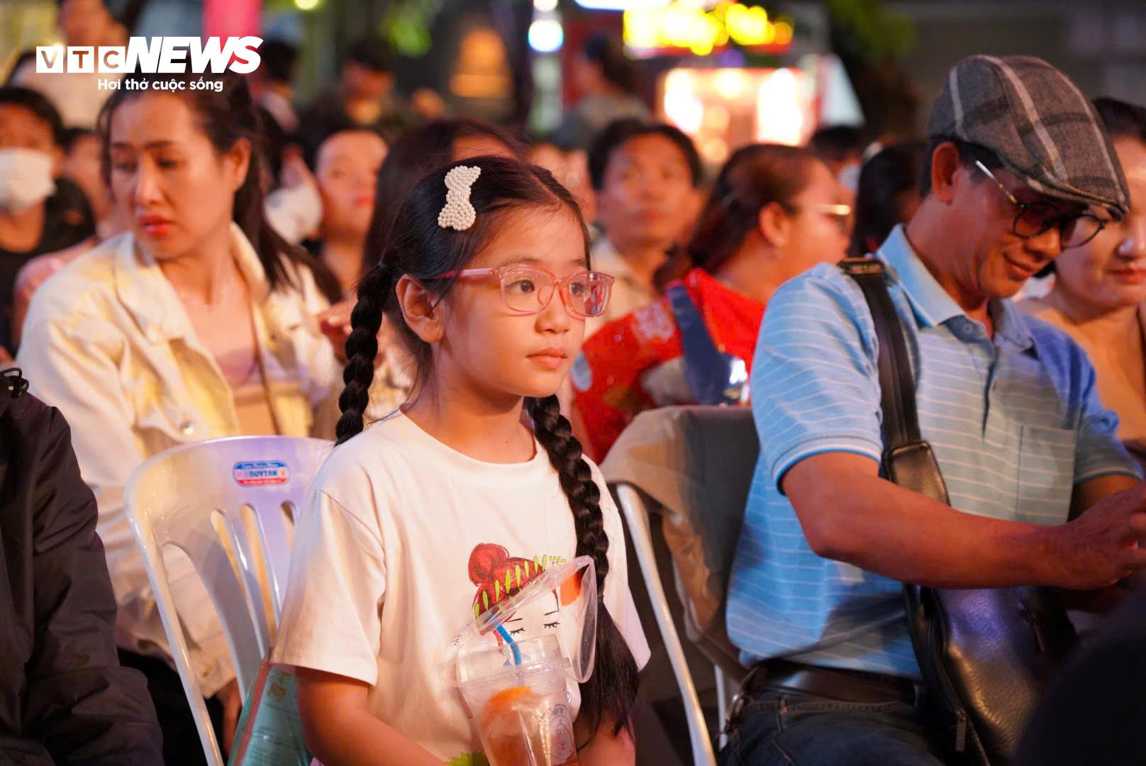 Biển người ùn ùn đổ về trung tâm TP.HCM chờ xem pháo hoa tối 2/9 - 17