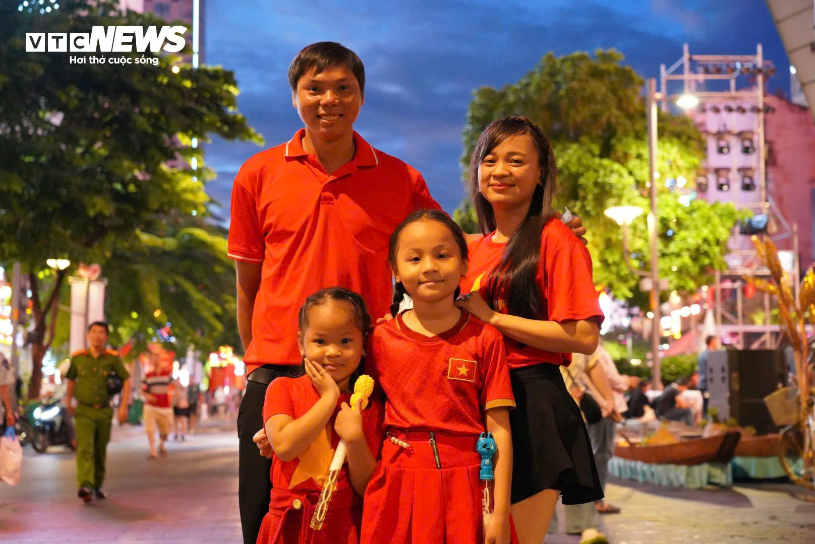 Biển người ùn ùn đổ về trung tâm TP.HCM chờ xem pháo hoa tối 2/9 - 13