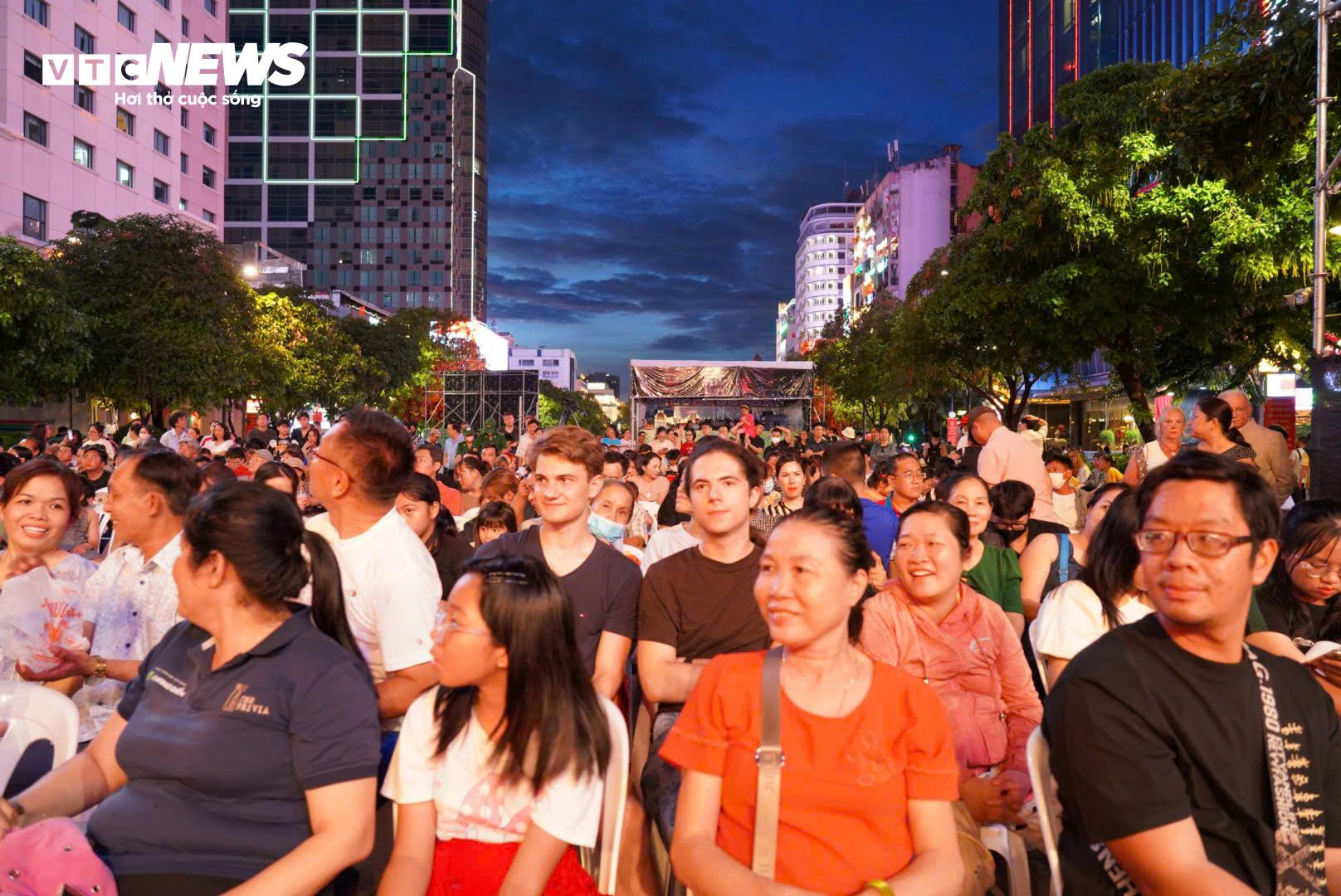 Biển người ùn ùn đổ về trung tâm TP.HCM chờ xem pháo hoa tối 2/9 - 8