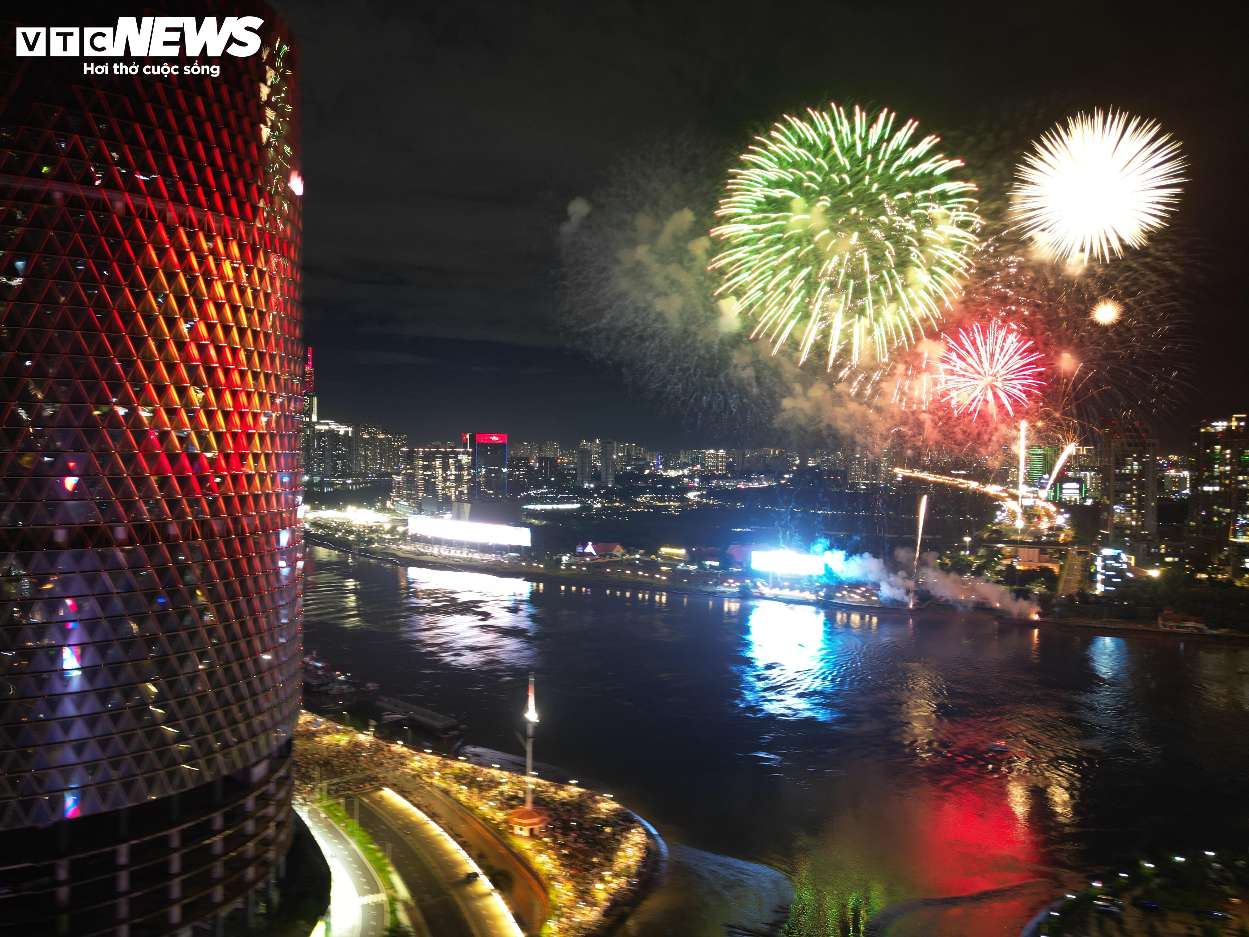 Pháo hoa rực rỡ trên bầu trời TP.HCM mừng ngày Quốc khánh 2/9 - 1