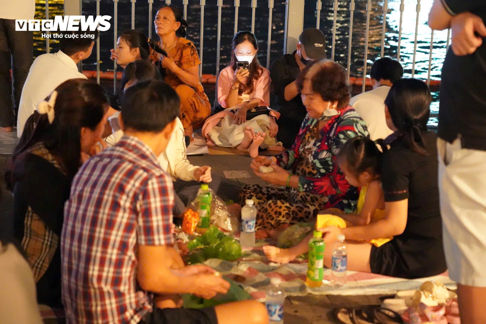 Biển người ùn ùn đổ về trung tâm TP.HCM chờ xem pháo hoa tối 2/9 - 2