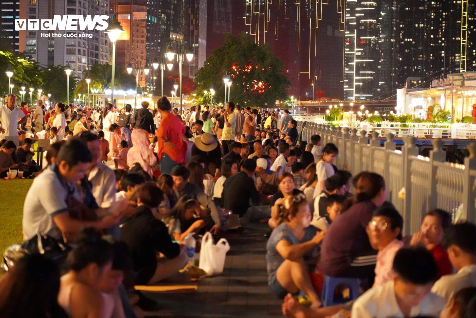 Biển người ùn ùn đổ về trung tâm TP.HCM chờ xem pháo hoa tối 2/9 - 1
