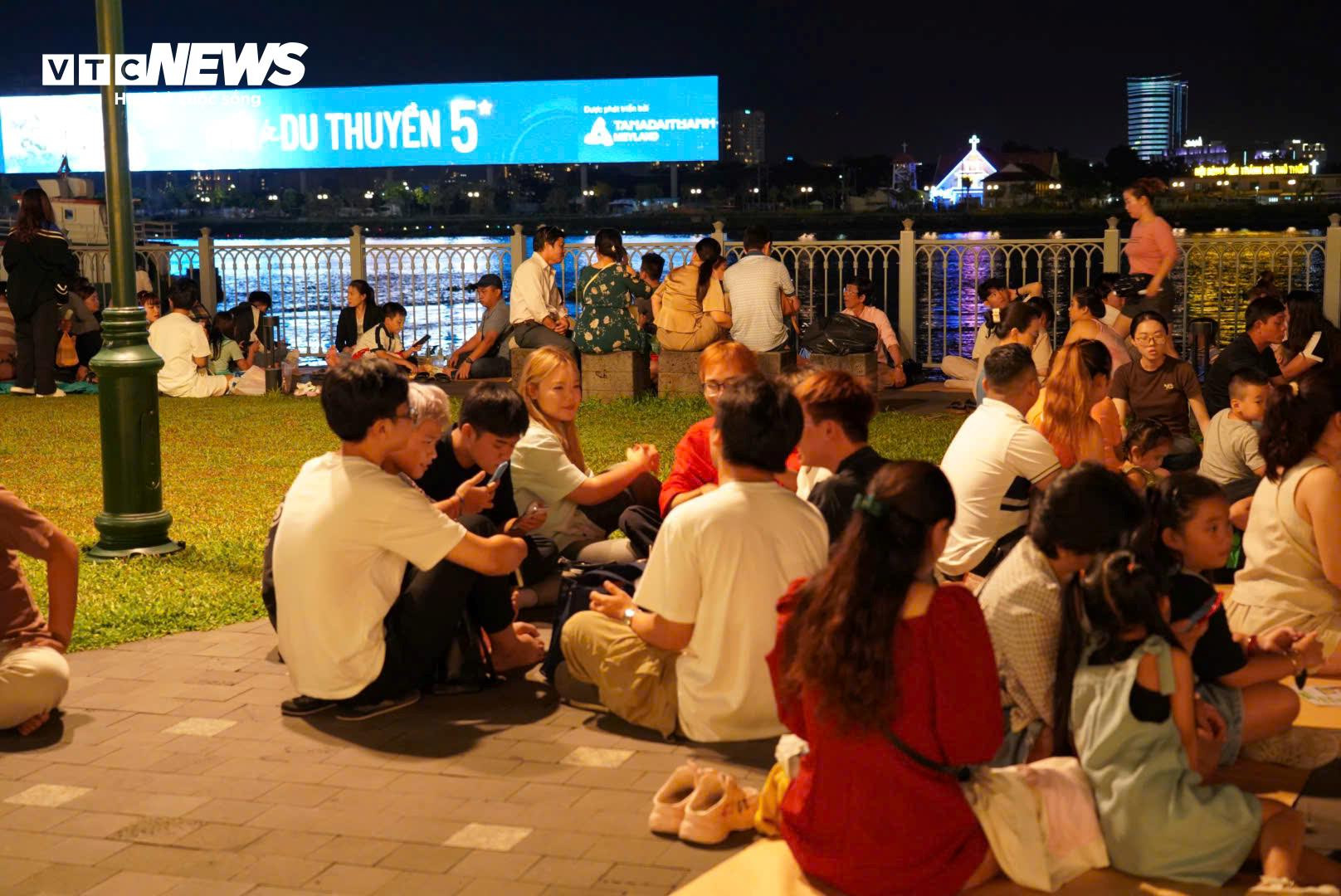 Biển người ùn ùn đổ về trung tâm TP.HCM chờ xem pháo hoa tối 2/9 - 3