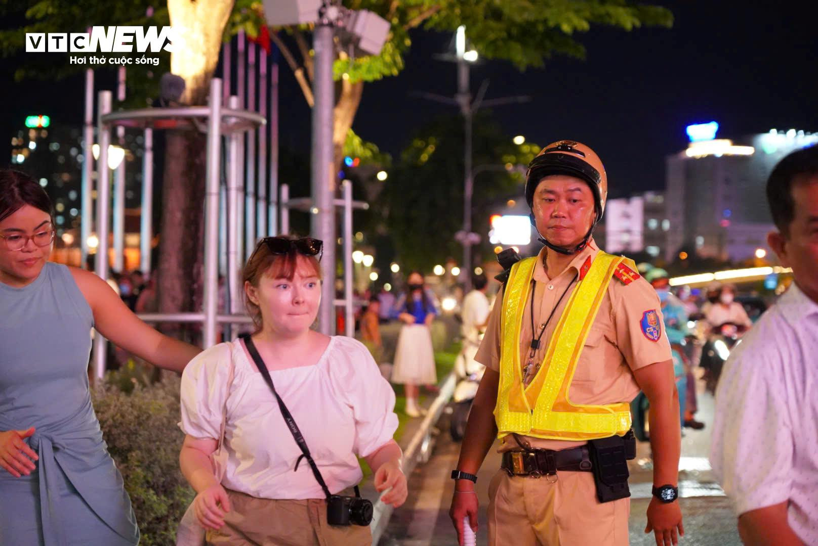 Biển người ùn ùn đổ về trung tâm TP.HCM chờ xem pháo hoa tối 2/9 - 18