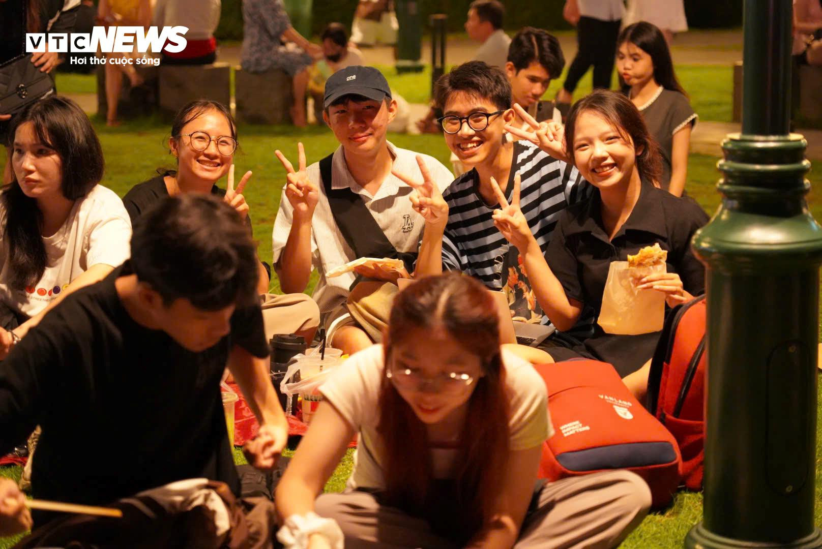 Biển người ùn ùn đổ về trung tâm TP.HCM chờ xem pháo hoa tối 2/9 - 6