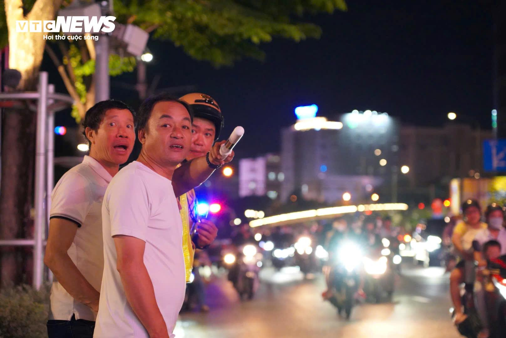 Biển người ùn ùn đổ về trung tâm TP.HCM chờ xem pháo hoa tối 2/9 - 16