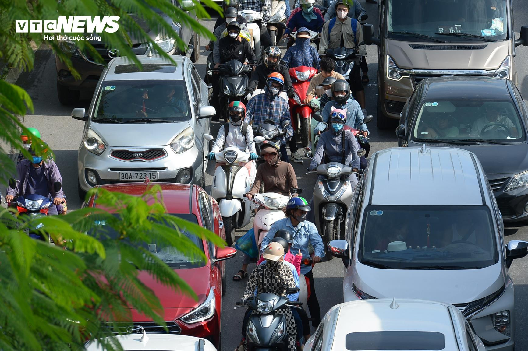 Trời nắng gay gắt, trẻ nhỏ mệt nhoài theo cha mẹ trở lại Hà Nội - 5