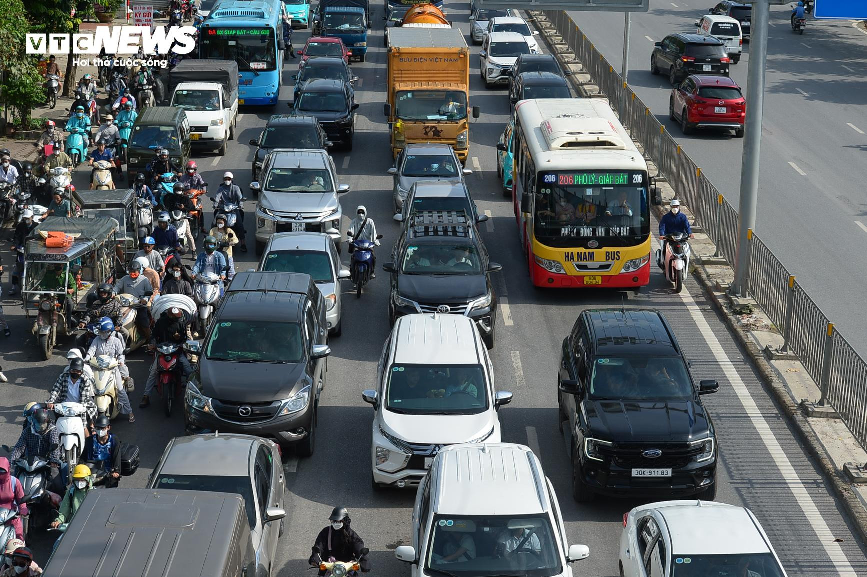 Trời nắng gay gắt, trẻ nhỏ mệt nhoài theo cha mẹ trở lại Hà Nội - 16