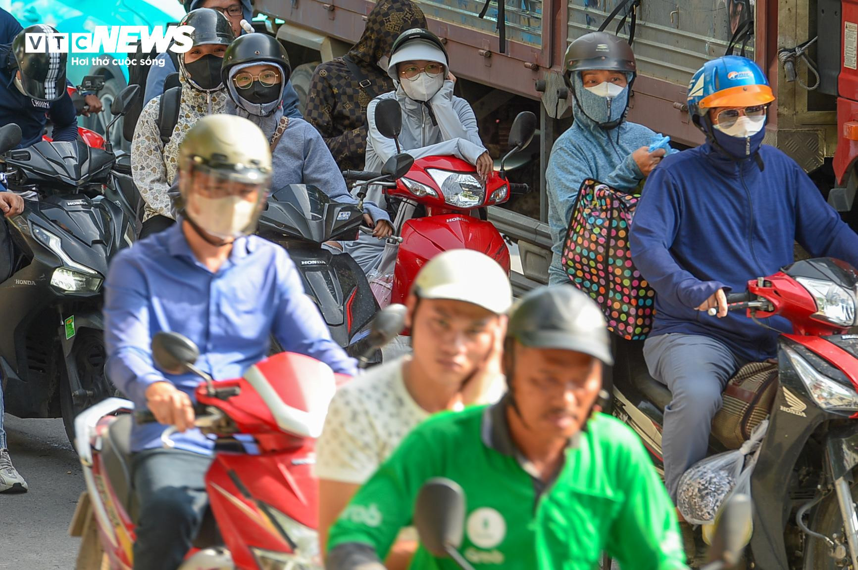 Trời nắng gay gắt, trẻ nhỏ mệt nhoài theo cha mẹ trở lại Hà Nội - 13