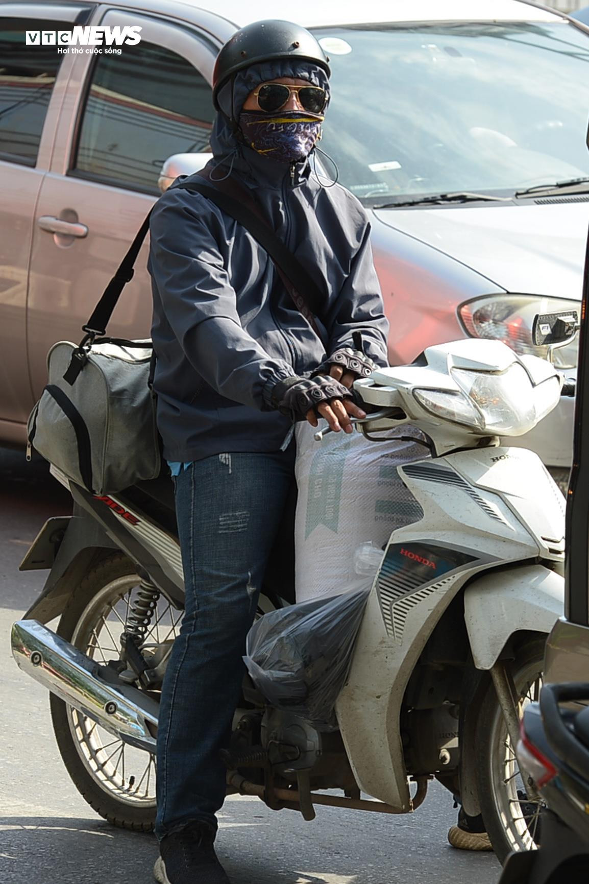 Trời nắng gay gắt, trẻ nhỏ mệt nhoài theo cha mẹ trở lại Hà Nội - 8