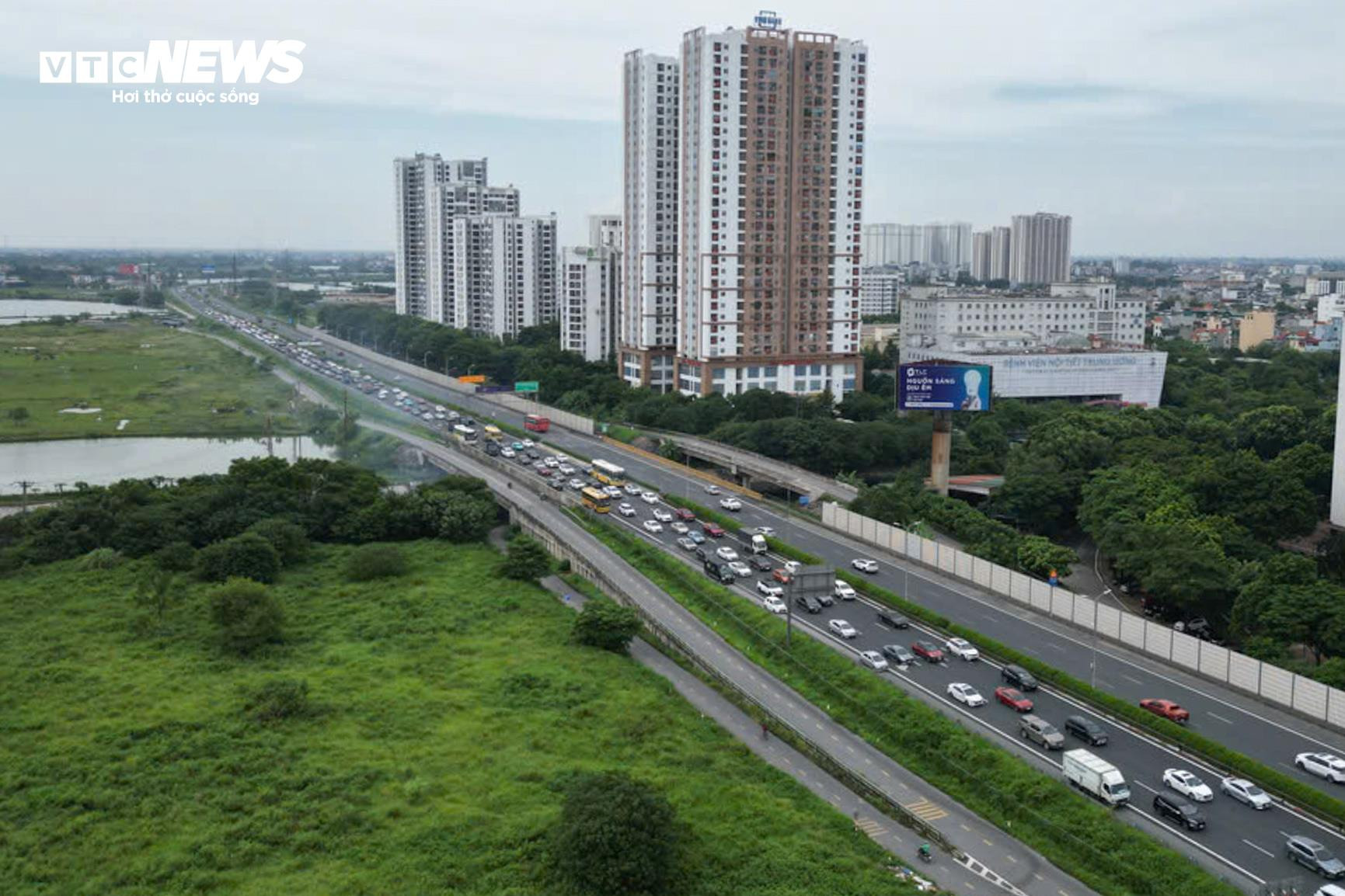 Trời nắng gay gắt, trẻ nhỏ mệt nhoài theo cha mẹ trở lại Hà Nội - 1